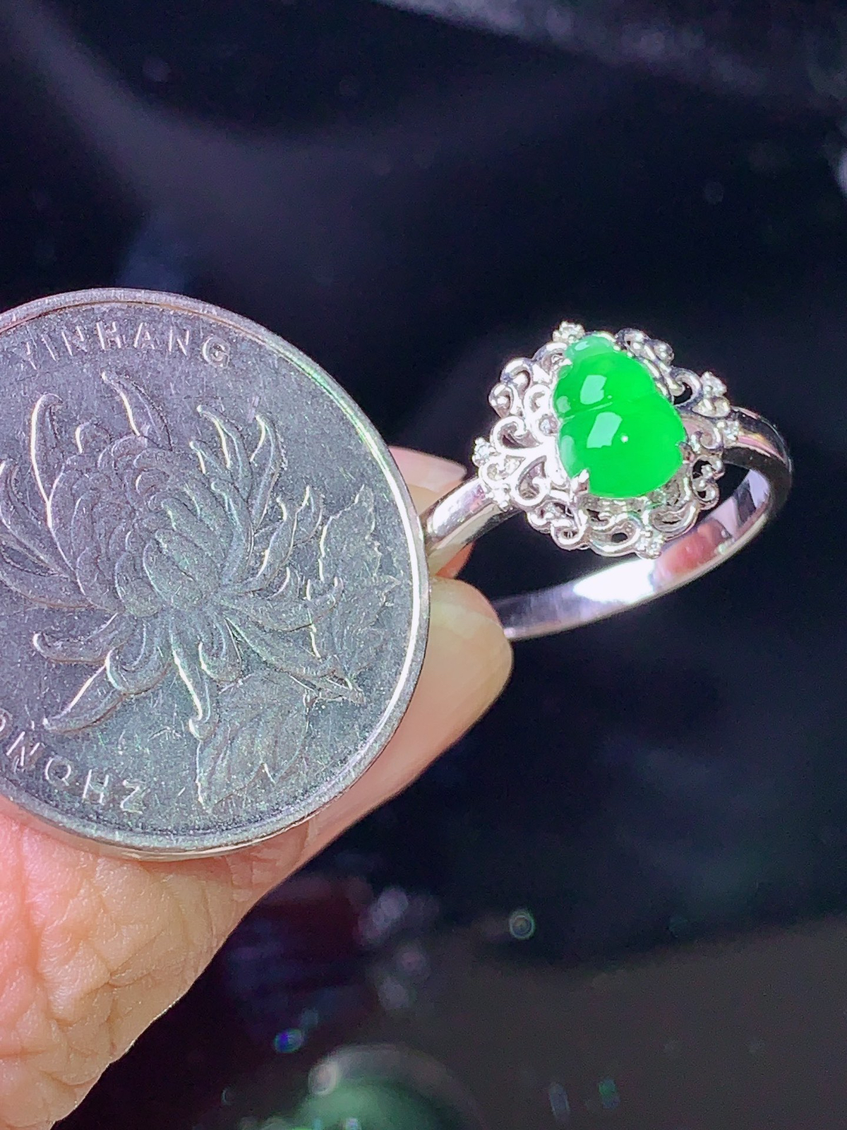 18k金钻镶嵌翠绿葫芦戒指 玉质细腻 色泽艳丽清新 圈口15 整体尺寸11.5*11.8*6.5 J3