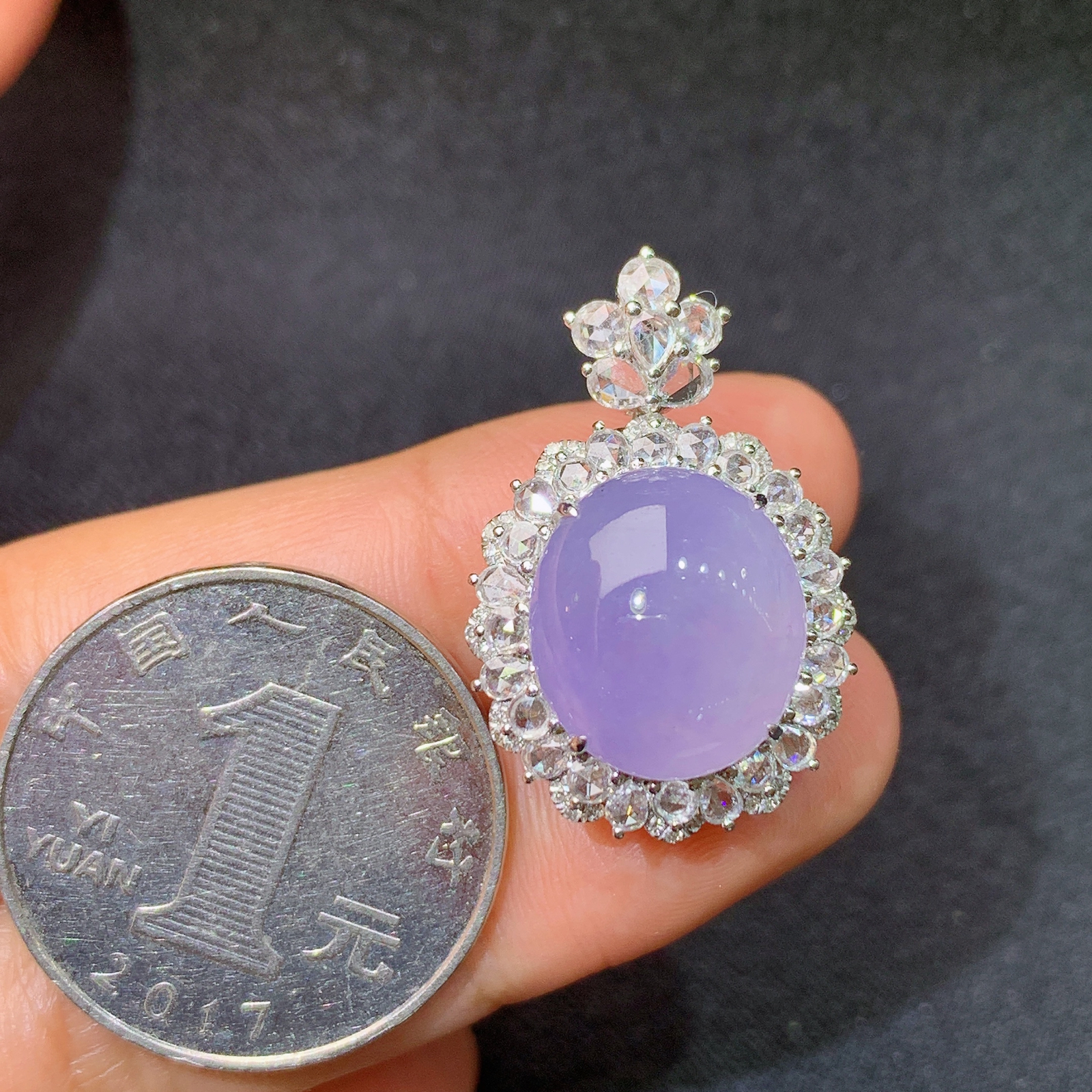 冰紫罗兰蛋面吊坠，18k金镶嵌，温润细腻，颜色鲜艳，Kf 尺寸27.3*17.9*14.2