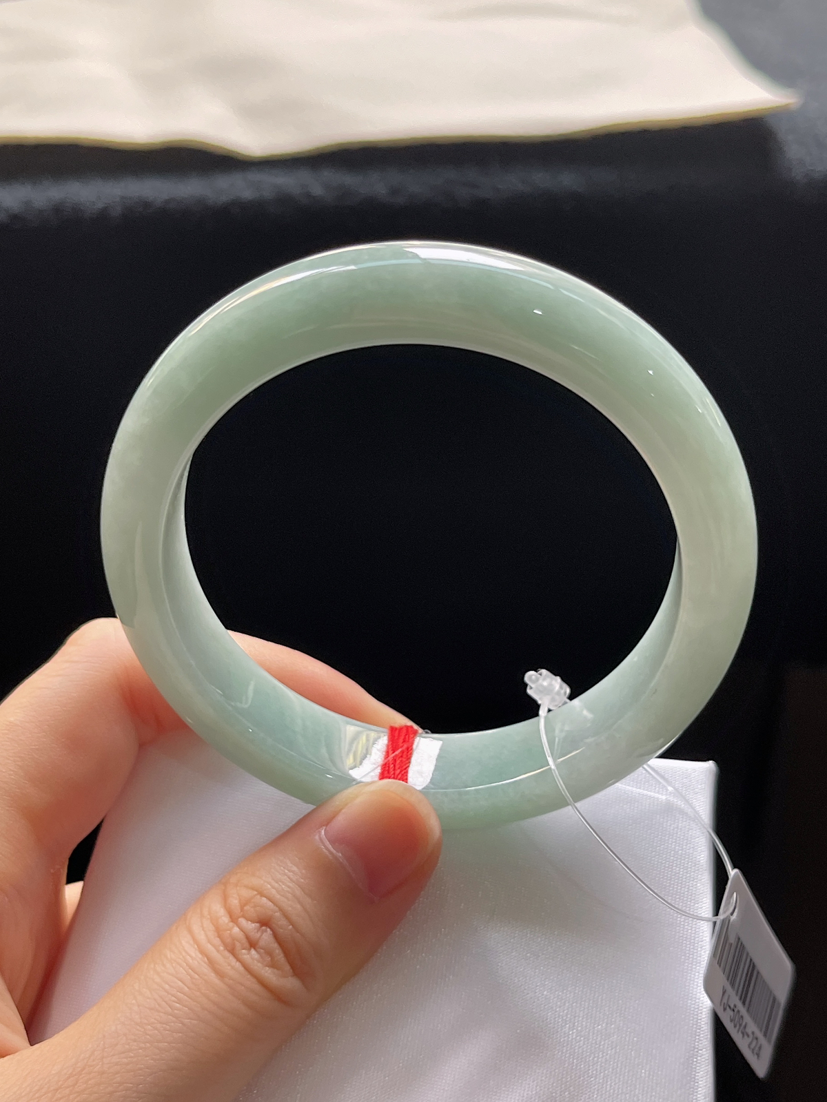 正圈56圈口，翡翠糯化种浅绿色手镯