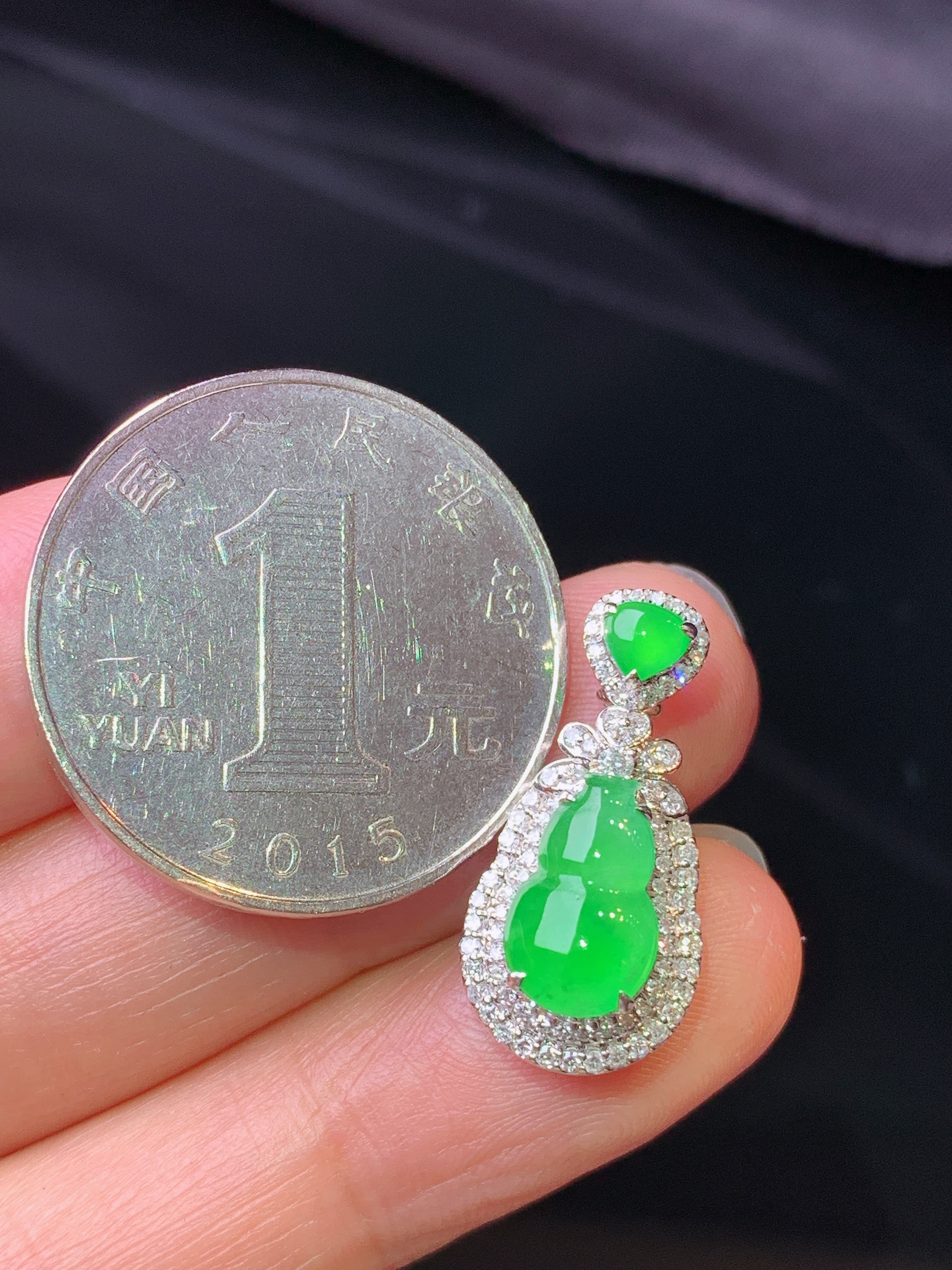 18k金钻镶嵌翠绿葫芦吊坠 玉质细腻 色泽艳丽清新 水润亮眼 整体尺寸22*10.8*8h1