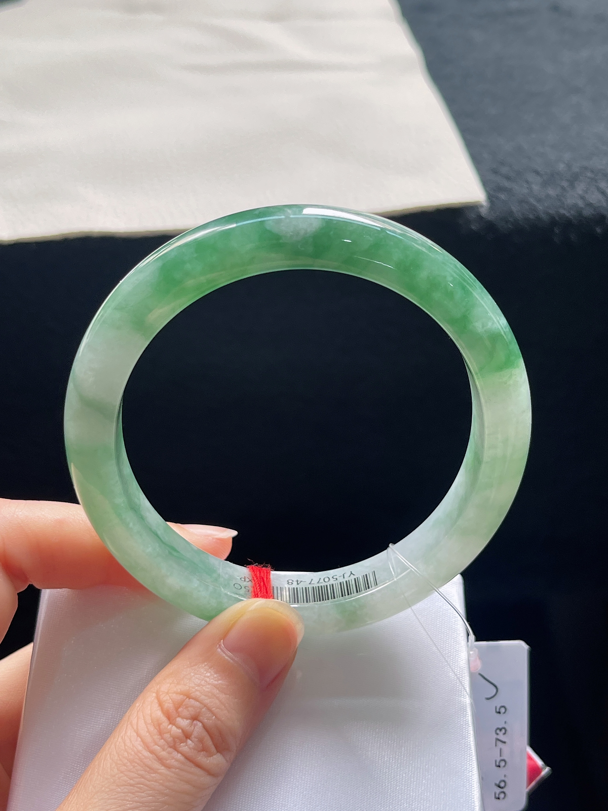 正圈56.7圈口，翡翠糯化种飘绿手镯