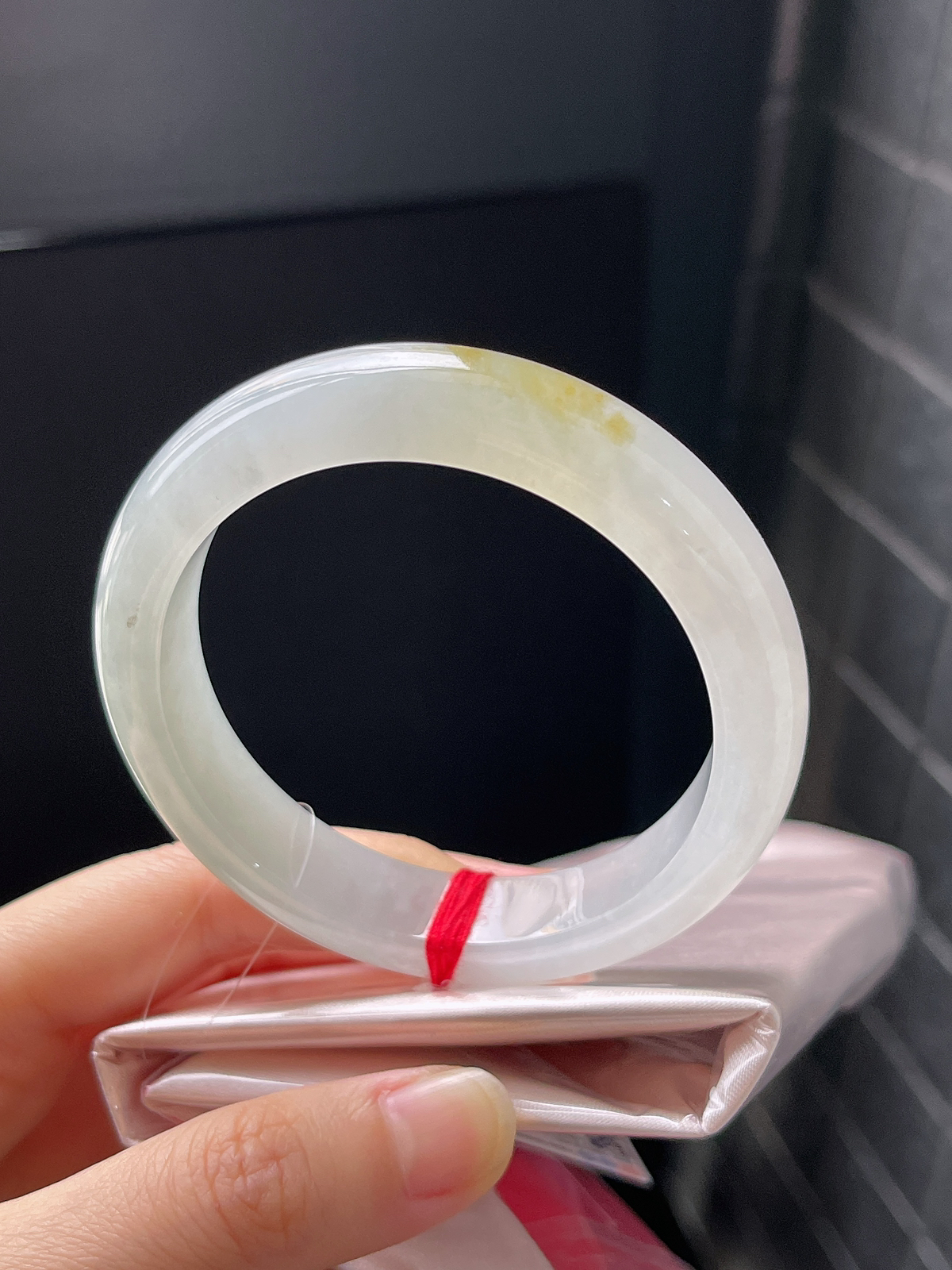 正圈55.7圈口，翡翠冰糯种淡黄色手镯