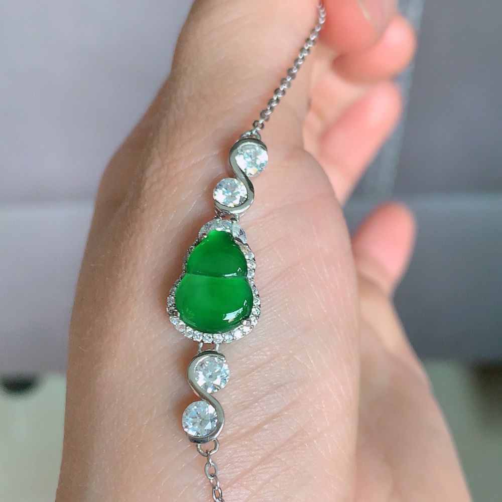 冰透满绿翡翠925银镶嵌葫芦手链，自然光实拍，翠色灵动，颜色漂亮，种老水足，品相佳，佩戴佳品！W481.18  整体尺寸：14.8-10.6-5.6mm  裸石尺寸：11.5-8.5mm