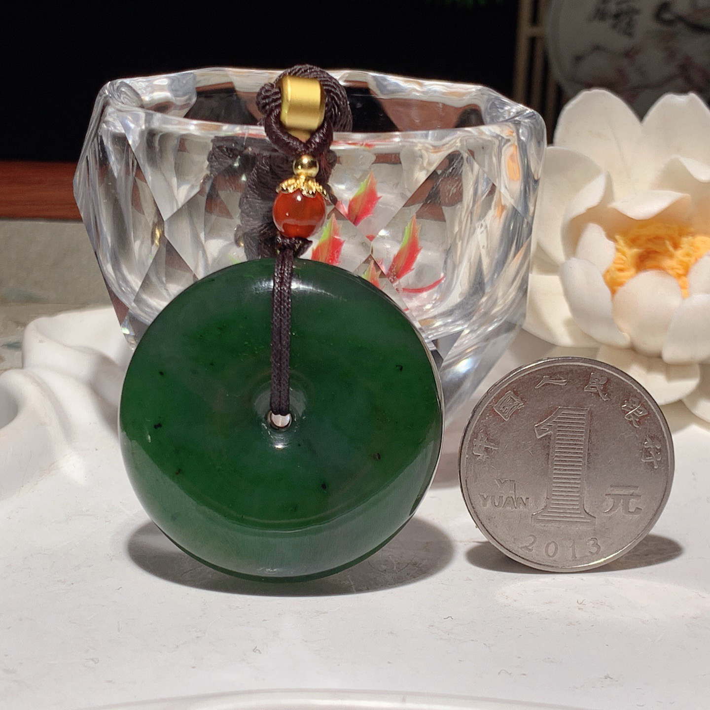 和田玉菠菜绿俄罗斯碧玉平安扣挂件 尺寸36/14重41克。玉质细腻油润。手推出油。佩戴高端典雅。lt260318