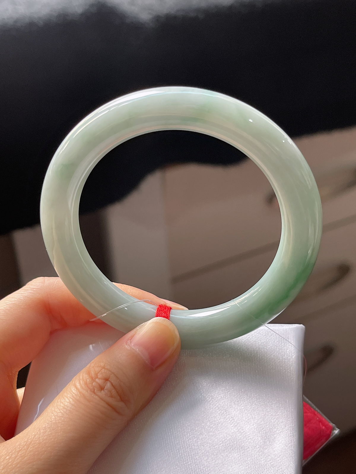 圆镯53.5圈口，翡翠糯化种淡绿色手镯