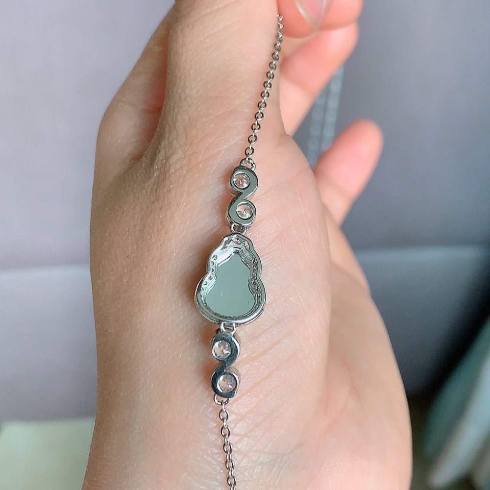 冰透满绿翡翠925银镶嵌葫芦手链，自然光实拍，翠色灵动，颜色漂亮，种老水足，品相佳，佩戴佳品！W481.18  整体尺寸：14.8-10.6-5.6mm  裸石尺寸：11.5-8.5mm