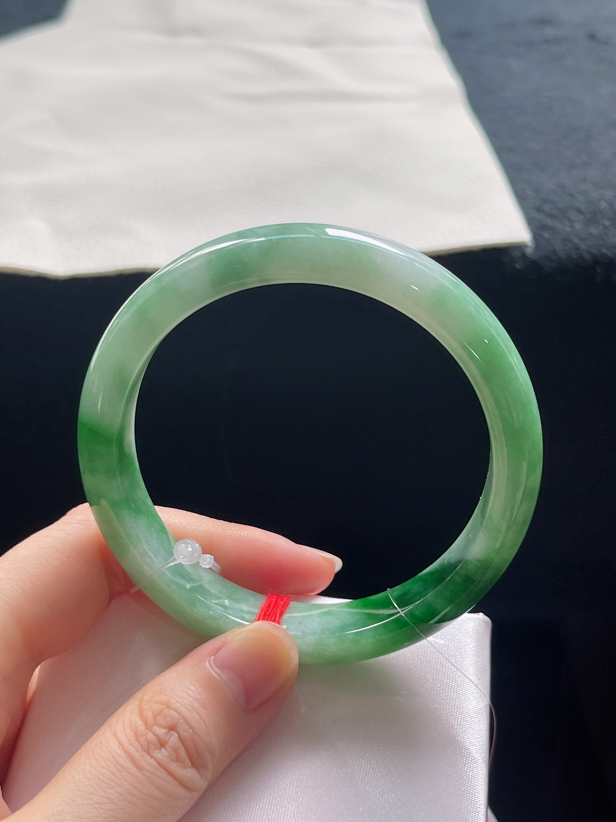 正圈56.9圈口，翡翠糯化种飘绿手镯