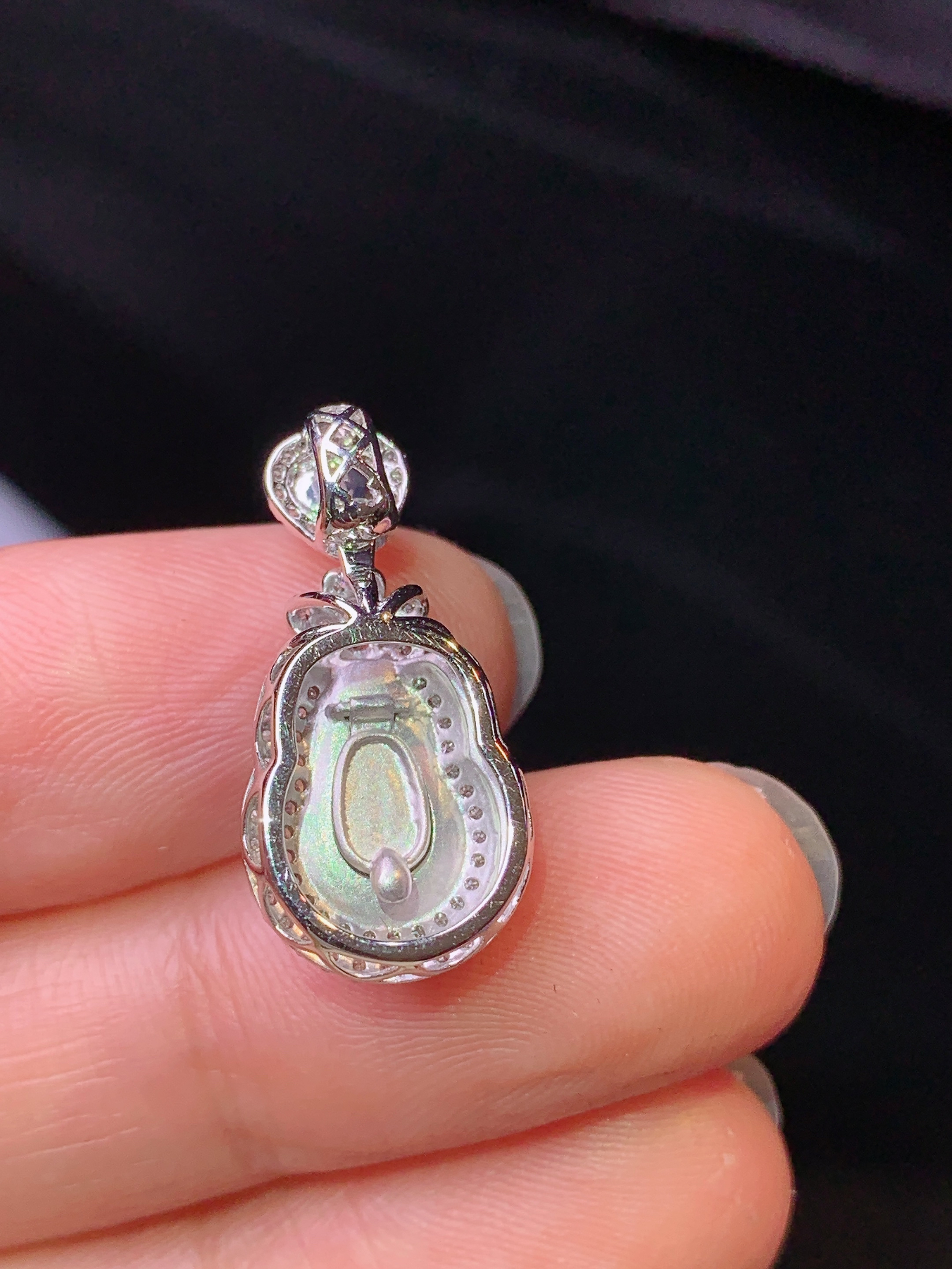 18k金钻镶嵌翠绿葫芦吊坠 玉质细腻 色泽艳丽清新 水润亮眼 整体尺寸22*10.8*8h1