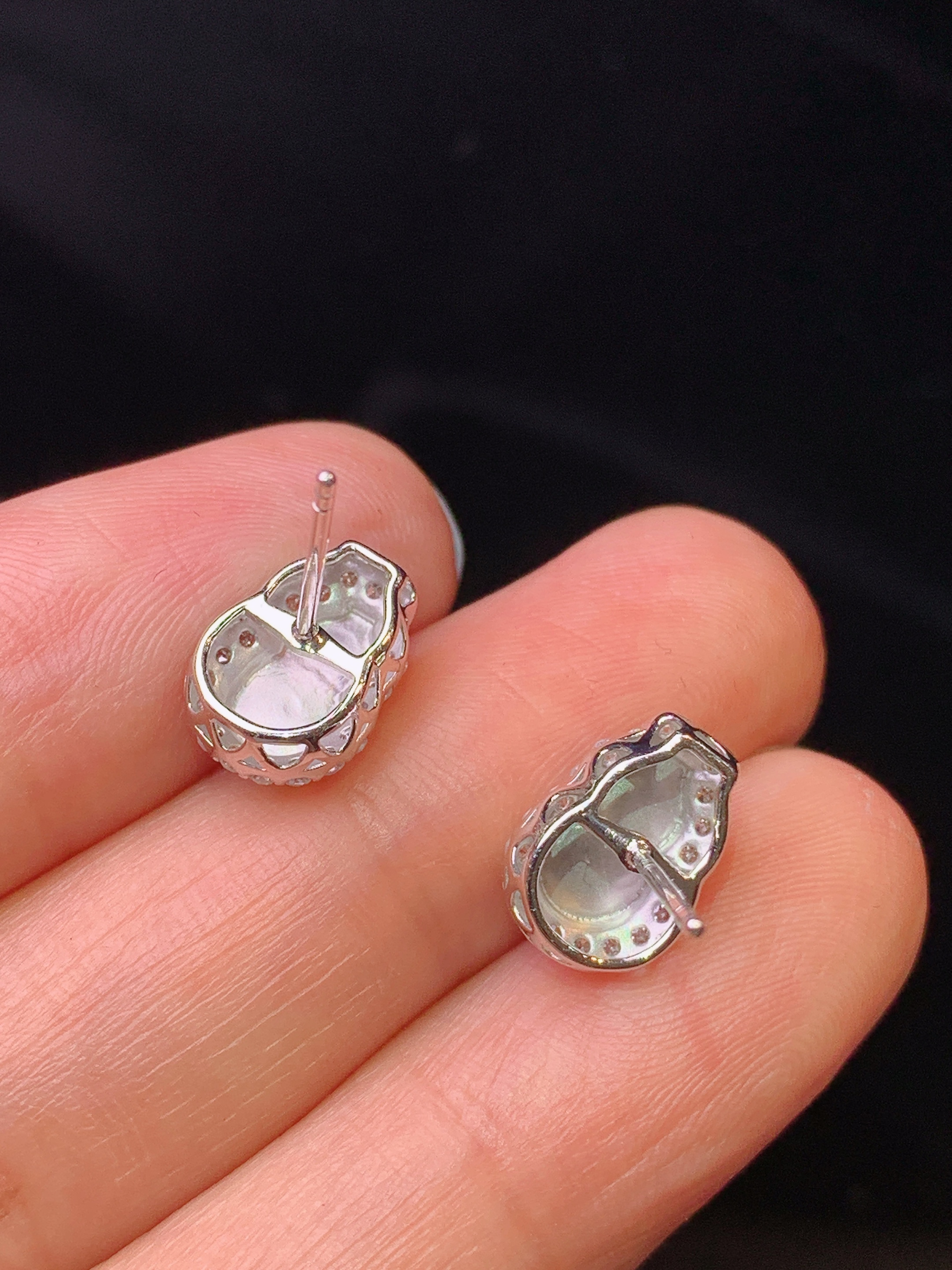 18k金钻镶嵌翠绿葫芦耳钉 玉质细腻 色泽艳丽清新 水润亮眼 整体尺寸11*7.8*6.2h1