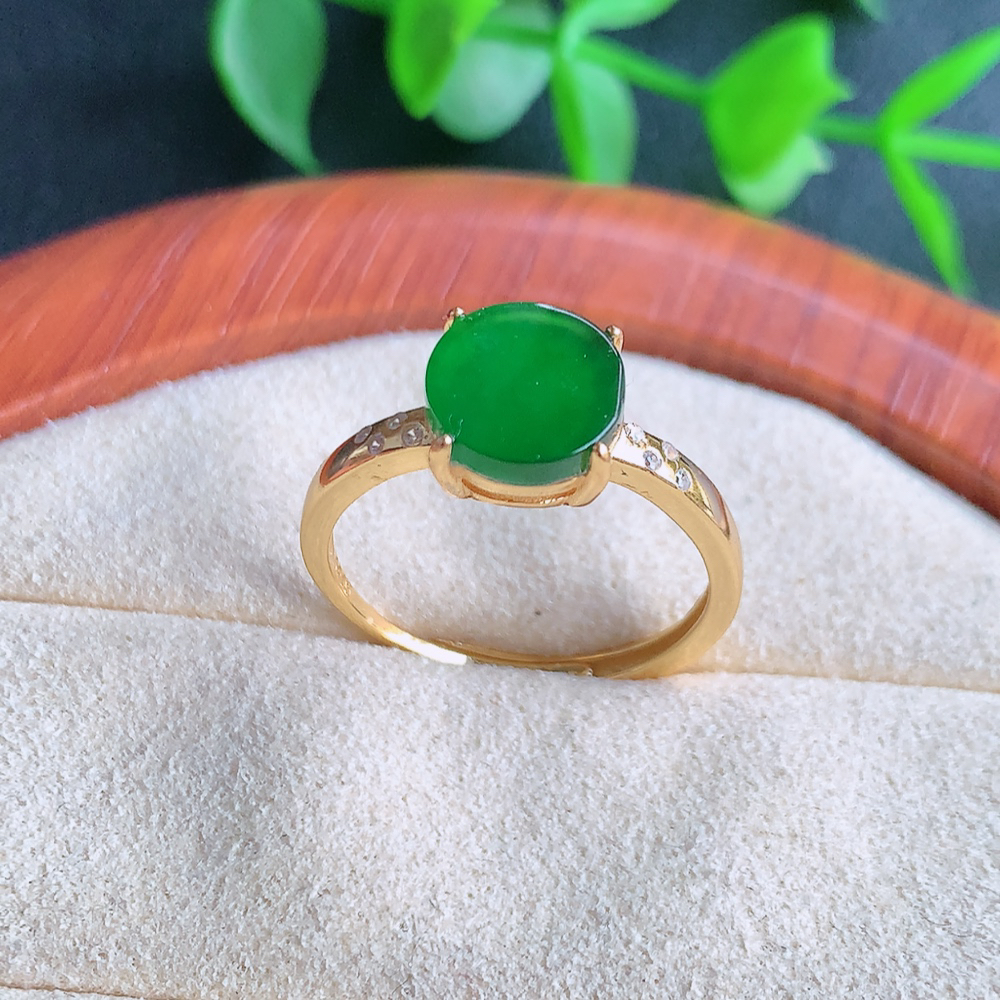 冰润满绿精美环形翡翠戒指  玉质细腻  冰清玉润  飘花灵动  颜色漂亮  W481.18   内径尺寸：17.5-8-4.6mm  裸石尺寸：8mm