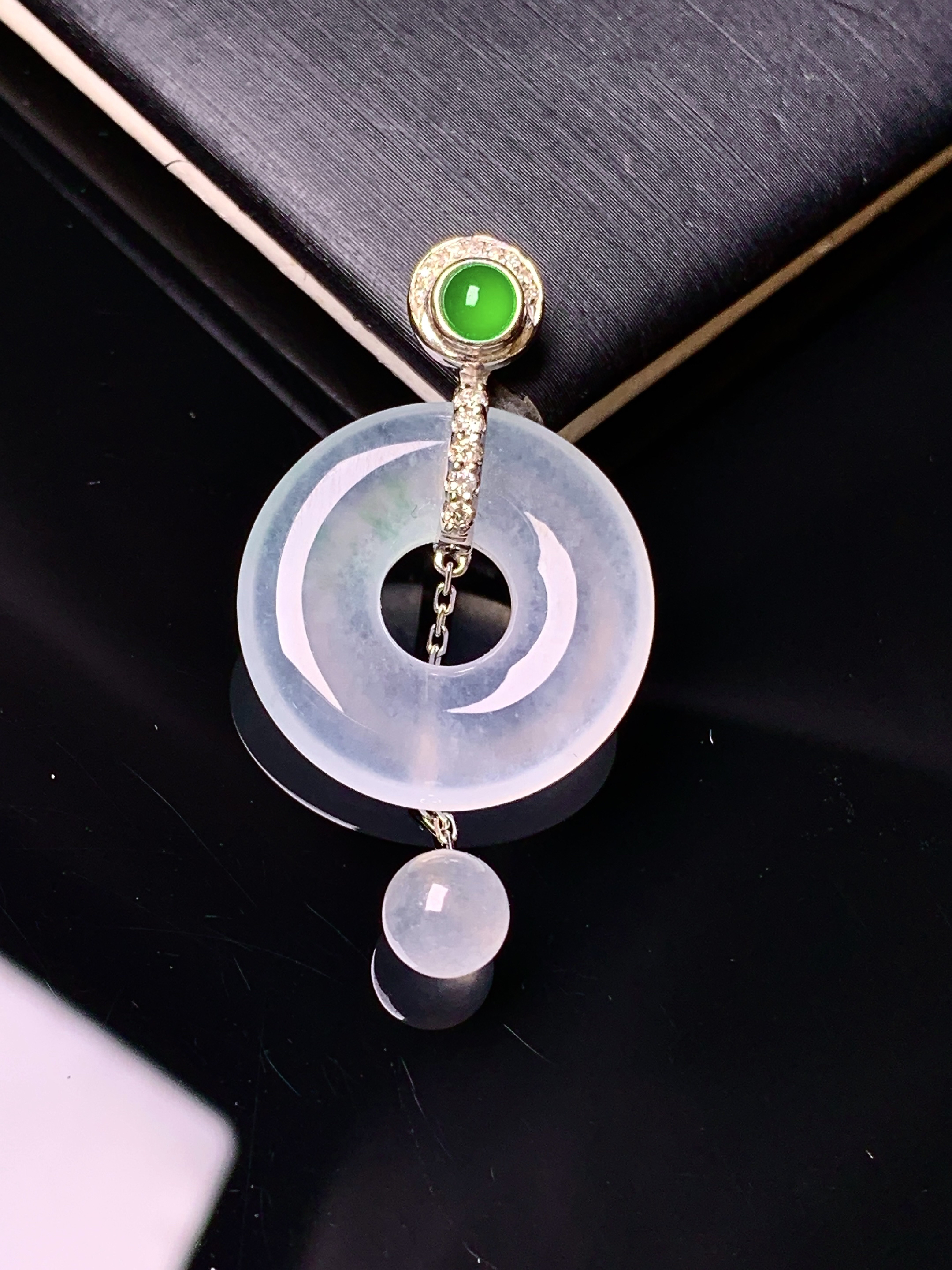 18k金钻镶嵌冰种平安扣吊坠 玉质细腻 色泽艳丽清新 水润亮眼 整体尺寸27*19.2*3.5L3