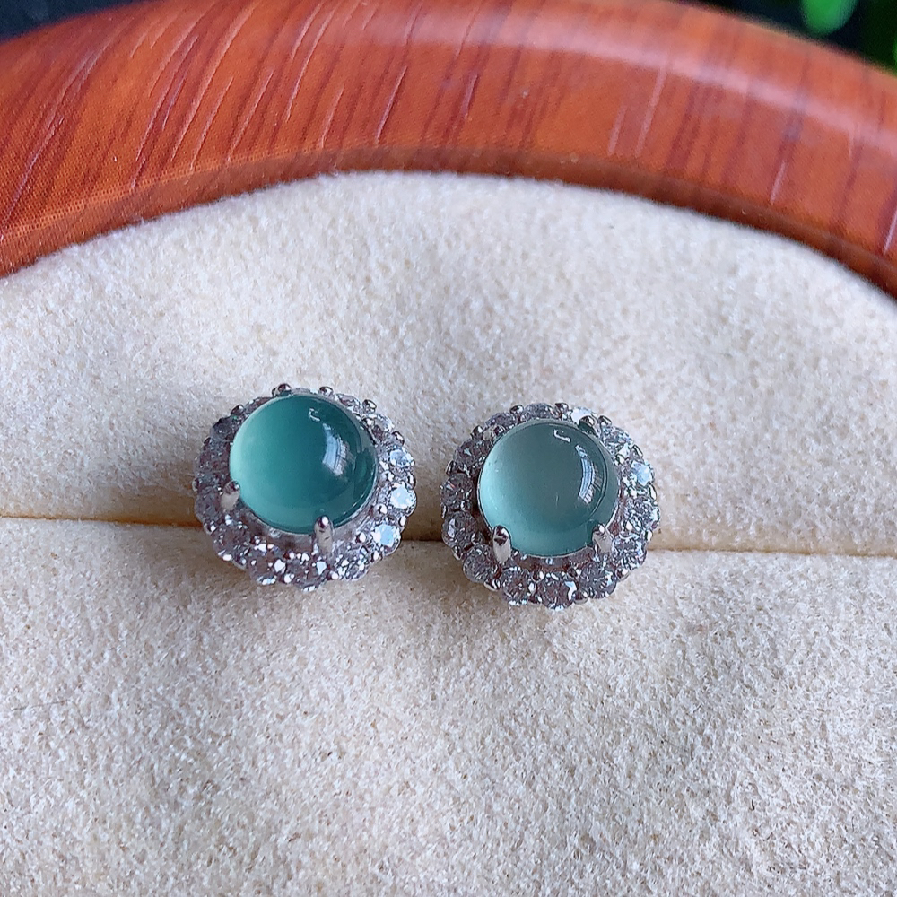 冰晴水翡翠925银镶嵌耳钉，自然光实拍，翠色灵动，颜色漂亮，种老水足，品相佳，佩戴佳品！W481.18  取一整体尺寸：9-8.5mm  裸石尺寸：6mm