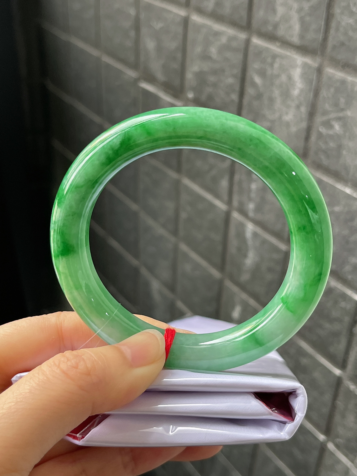 圆镯54.3圈口，翡翠糯化种绿色手镯