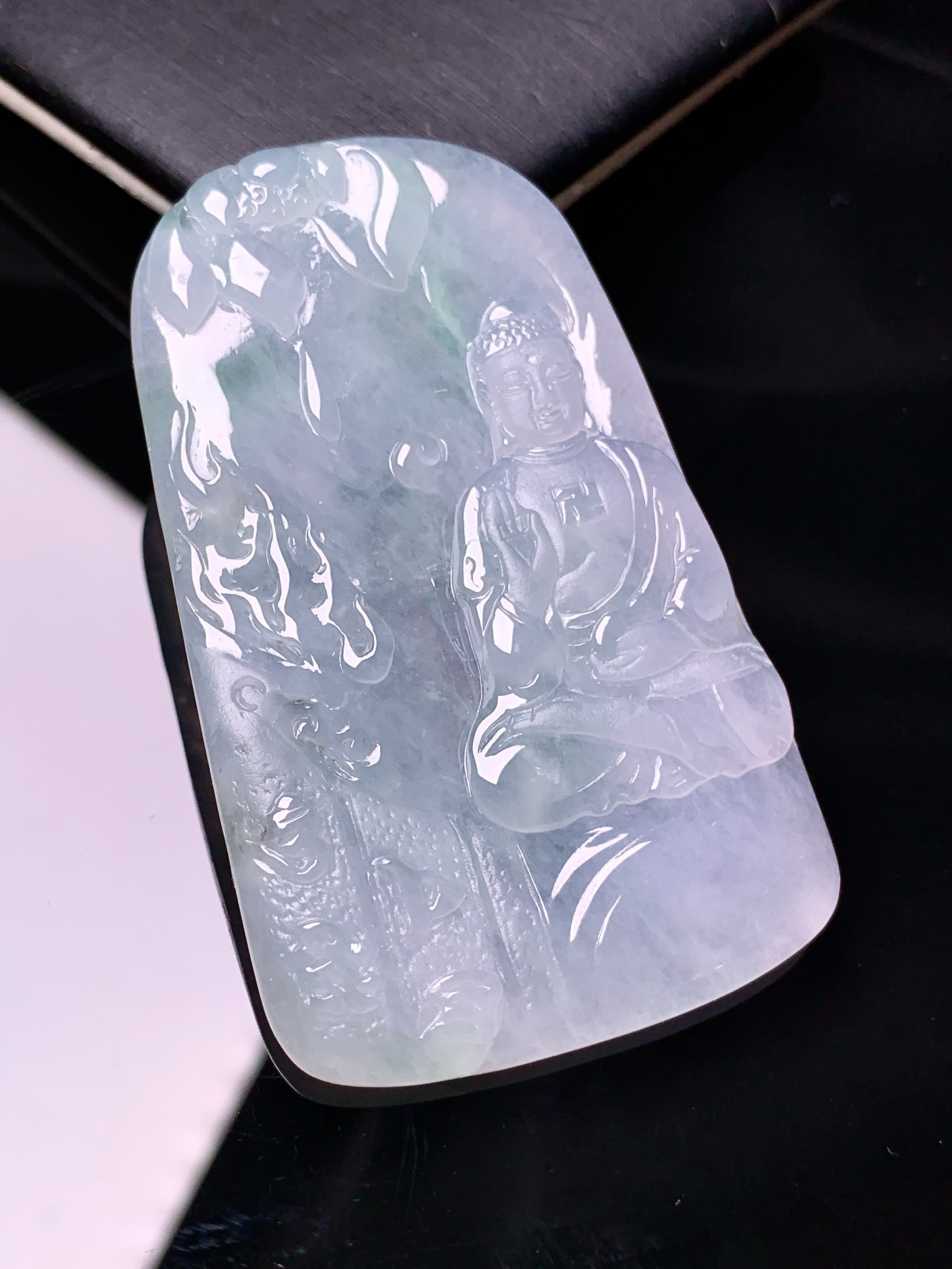 冰种大日如来吊坠 玉质细腻 色泽艳丽清新 水润亮眼 整体尺寸59.2*35.7*4.6d1