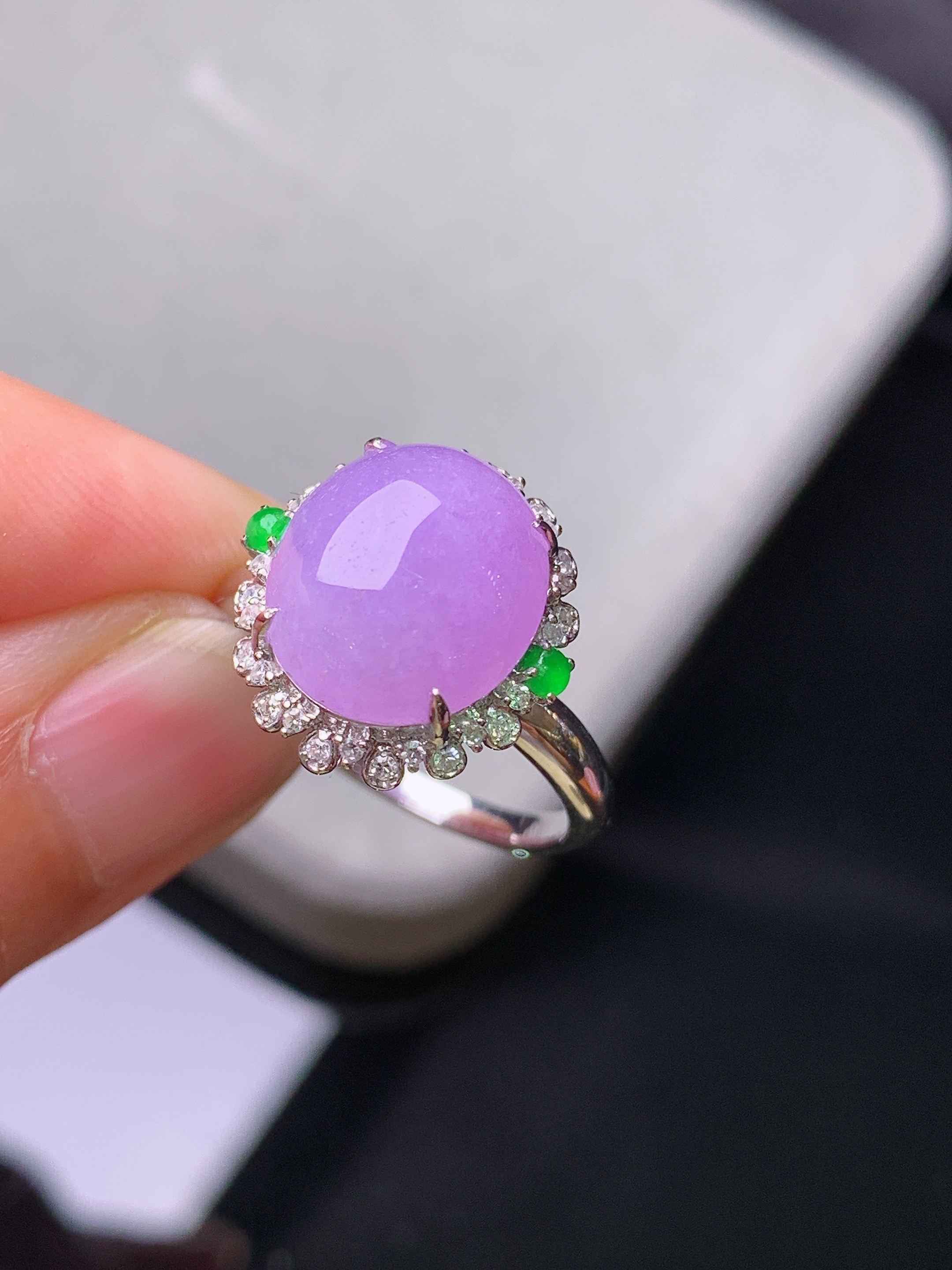 18k金钻镶嵌紫罗兰蛋面戒指 玉质细腻 色泽艳丽清新 水润亮眼 圈口13 整体尺寸15.2*14.5*9.2t4