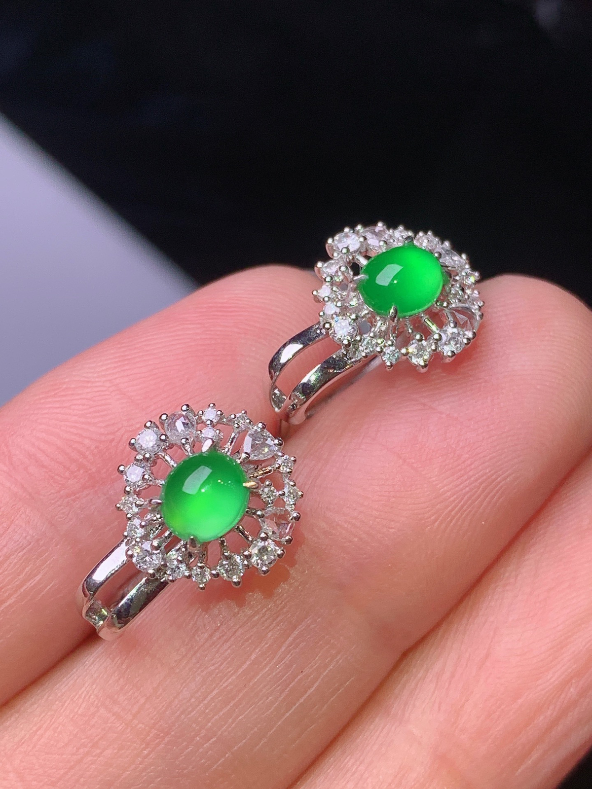 18k金钻镶嵌翠绿蛋面耳钉 玉质细腻 色泽艳丽清新 整体尺寸10.6*4.5