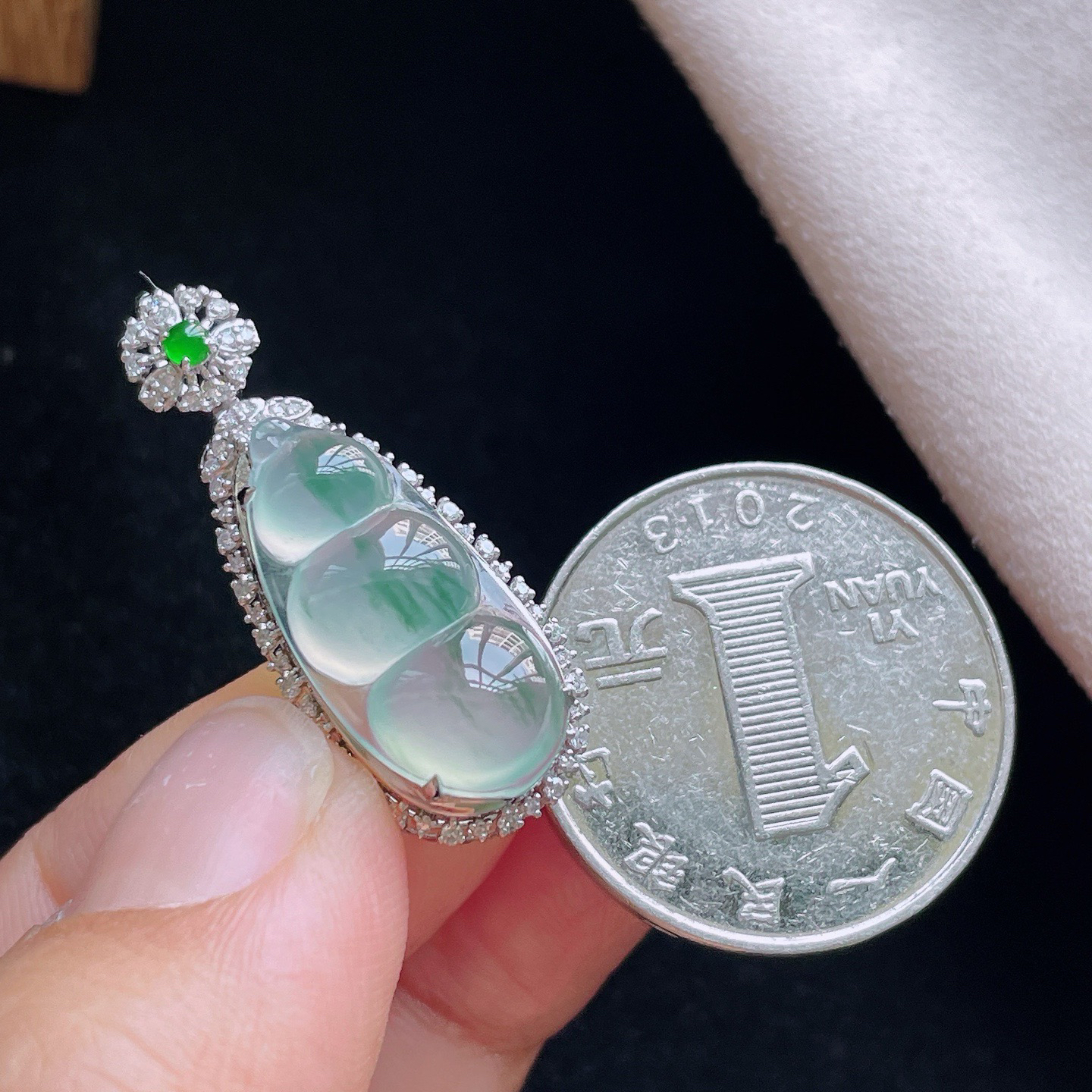 18K 冰种飘花·福豆

整31.6-12.9-10.1
裸21.1-10.4-4.3