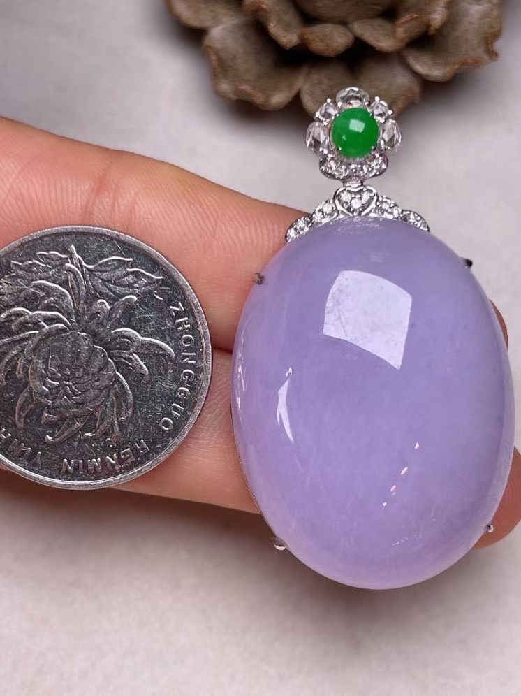 冰糯种紫罗兰鸽子蛋吊坠、真金真钻镶嵌，种水好，玉质细腻 .裸石尺寸26.2
