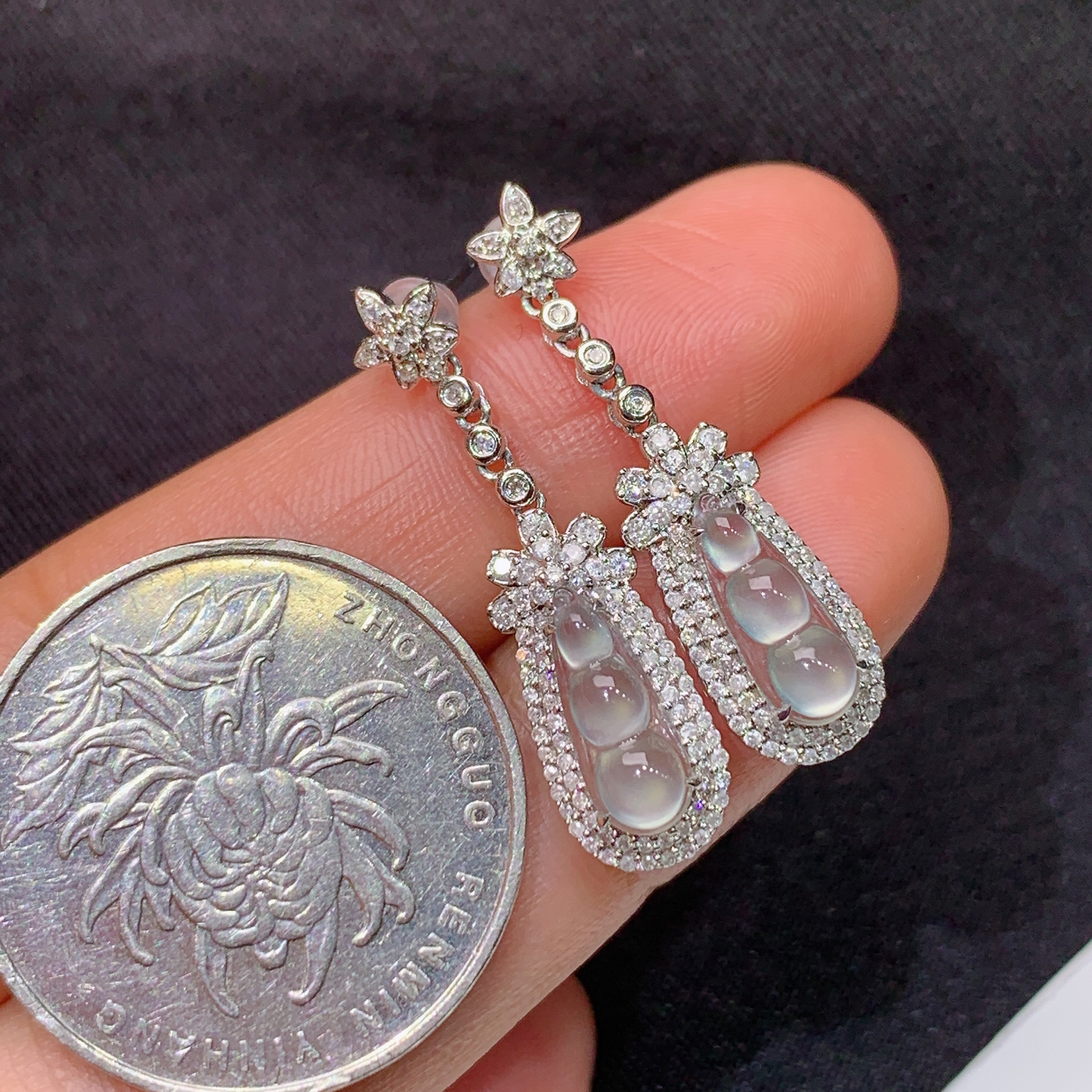 冰种福豆耳坠，18k金镶嵌，款式新颖，冰润细腻，种水足，Aq 尺寸11.1*3.6*2