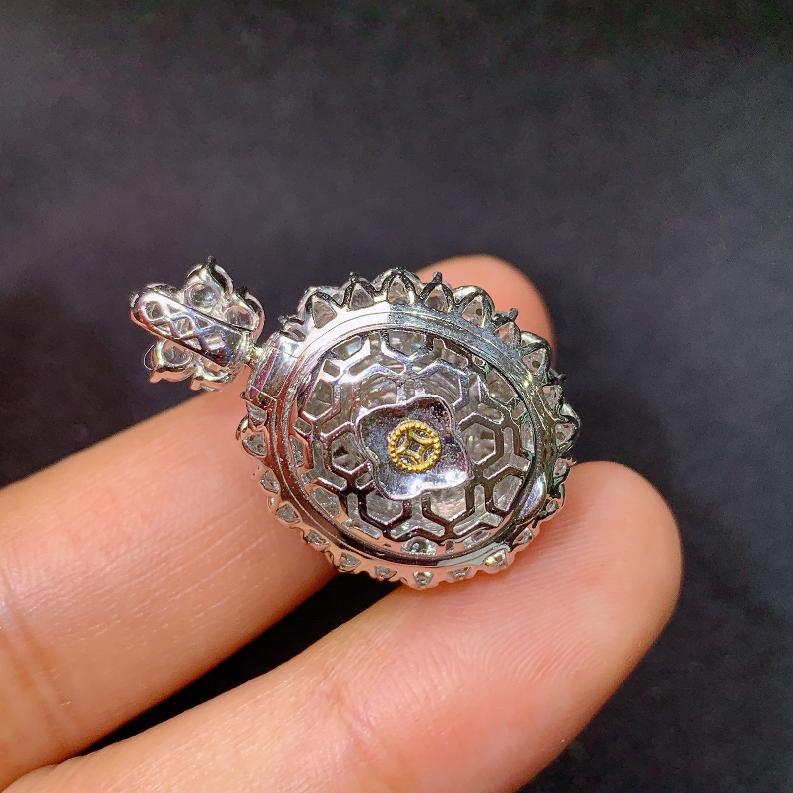 冰紫罗兰蛋面吊坠，18k金镶嵌，温润细腻，颜色鲜艳，Kf 尺寸27.3*17.9*14.2