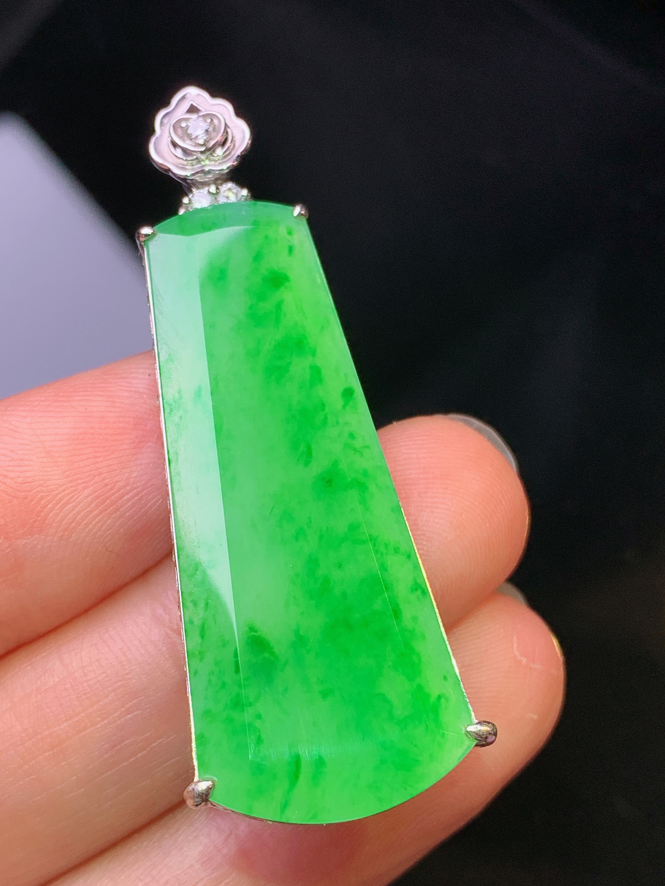 18k金钻镶嵌翠绿无事牌吊坠 玉质细腻 色泽艳丽清新 水润亮眼 整体尺寸47.5*15.8*6g1