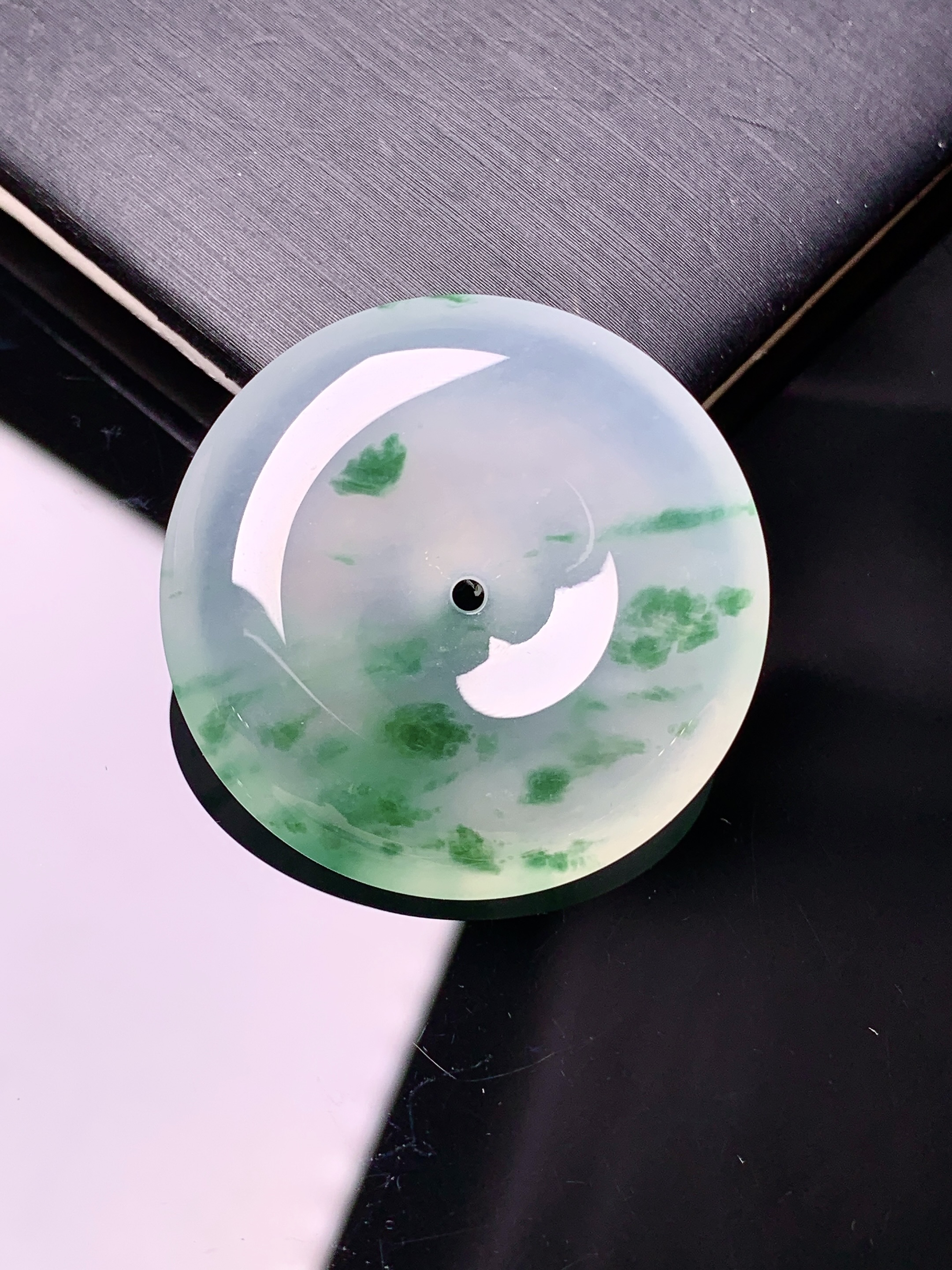 冰种飘绿平安扣吊坠 玉质细腻 色泽艳丽清新 水润亮眼 整体尺寸30.8*6.3x1