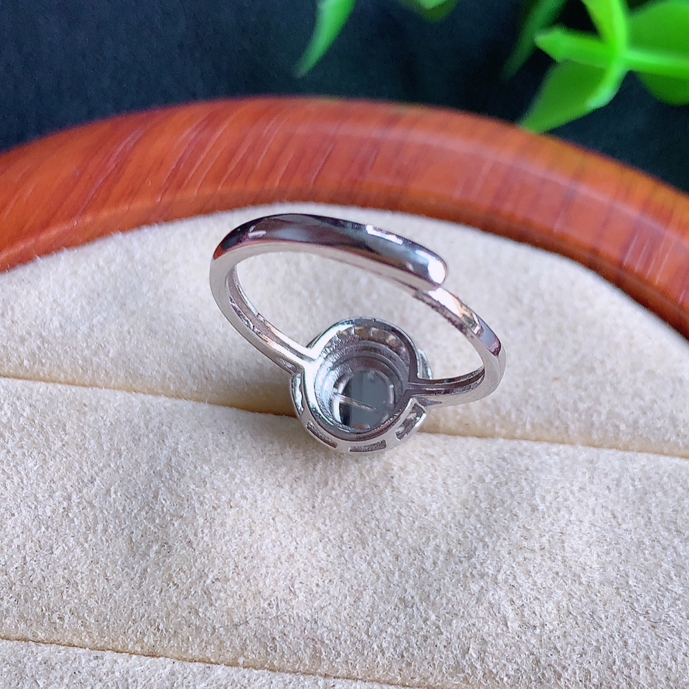 冰晴水翡翠戒指  玉质细腻  冰清玉润  飘花灵动  颜色漂亮  W481.18   内径尺寸：16.5-9.6-5.6mm  裸石尺寸：7mm