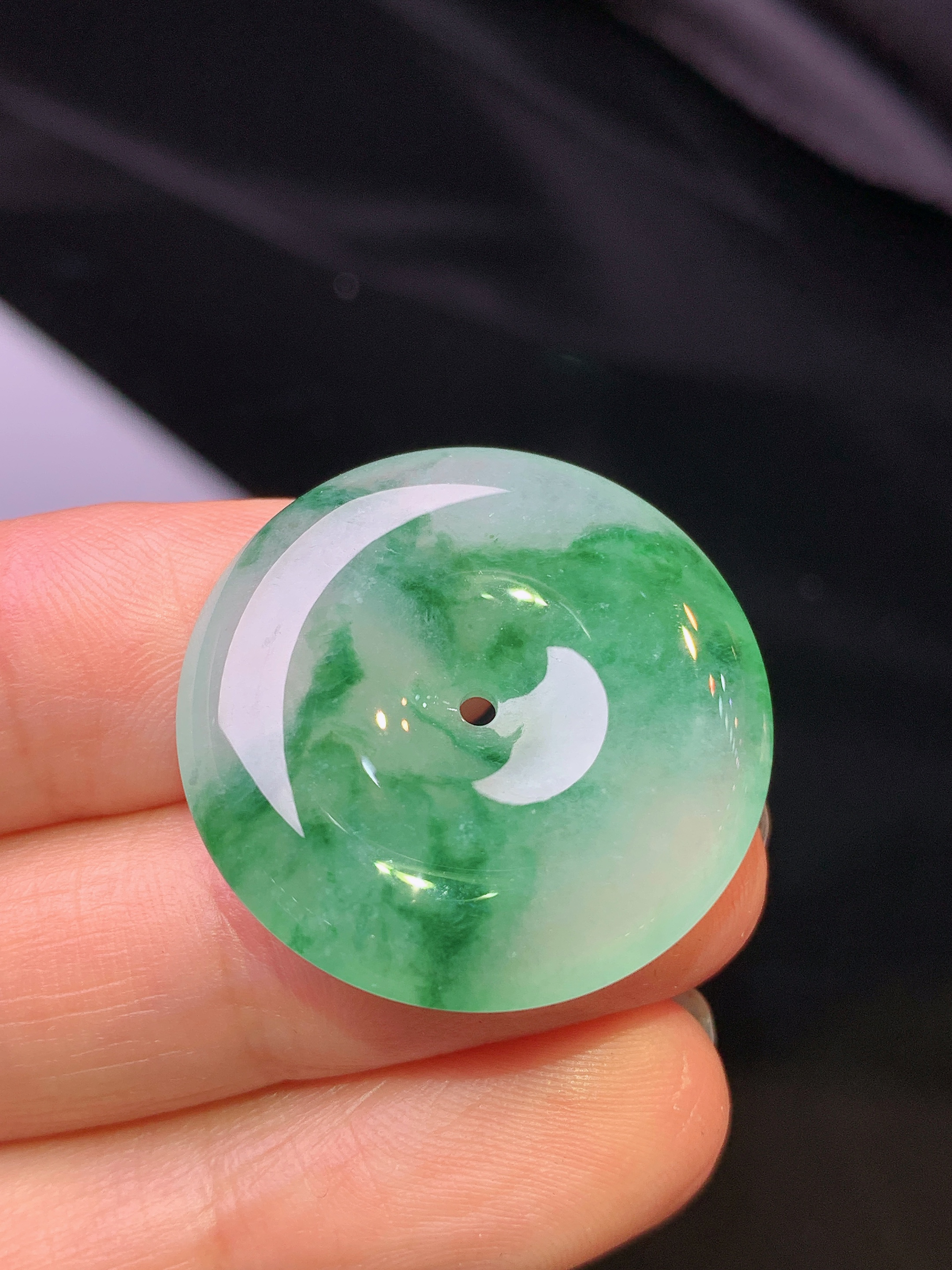 飘绿平安扣吊坠 玉质细腻 色泽艳丽清新 水润亮眼 整体尺寸26*5.5x1