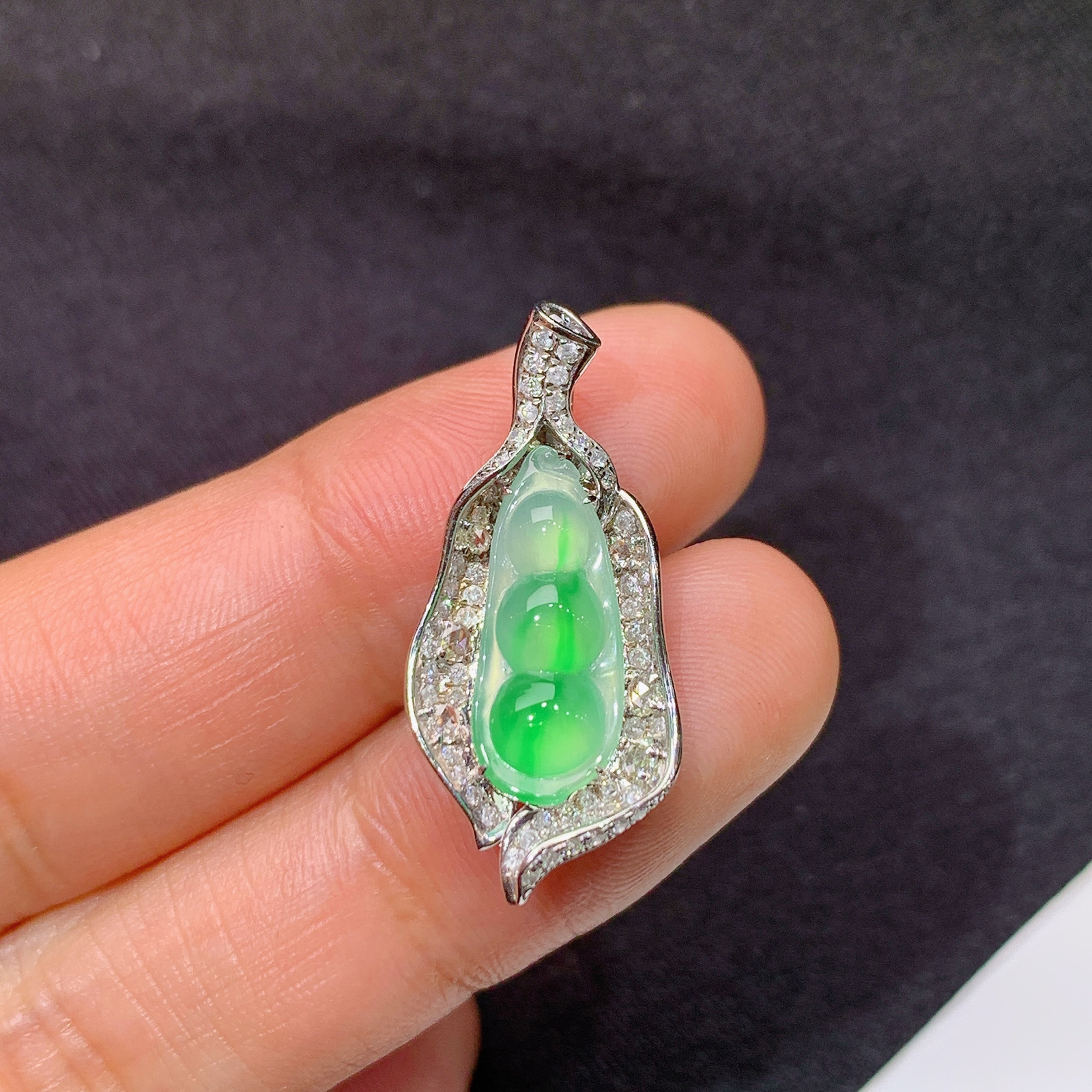 冰阳绿福豆吊坠，18k金镶嵌，冰润色阳，玉质细腻，种水足，Aq 尺寸27*12.5*6