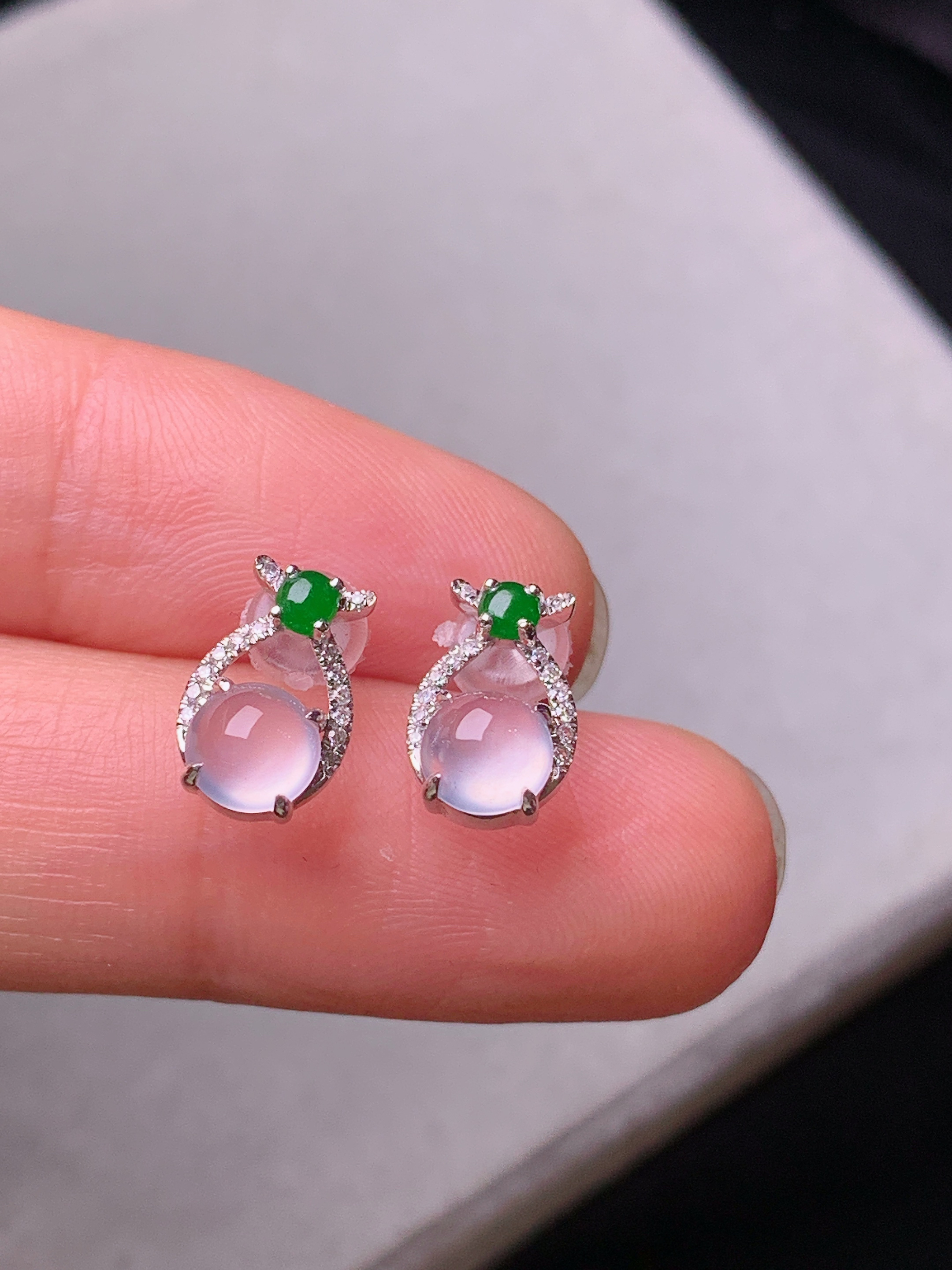 18k金钻镶嵌冰种蛋面耳钉 玉质细腻 色泽艳丽清新 水润亮眼 整体尺寸10.5*6.8*4.6b2