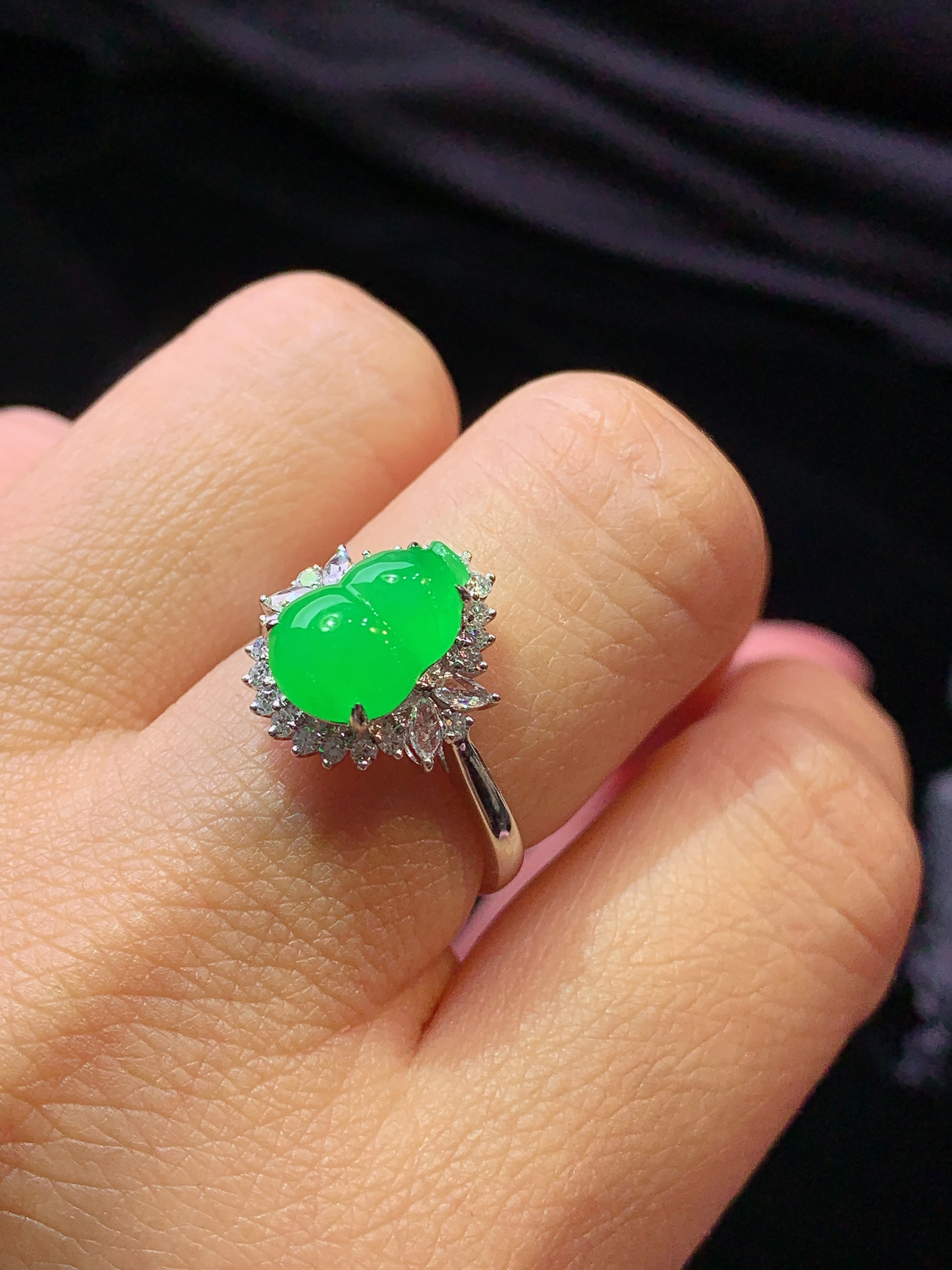 18k金钻镶嵌翠绿葫芦吊坠 玉质细腻 色泽艳丽清新 水润亮眼 圈口13.5 整体尺寸13.6*12.6*7.7h1