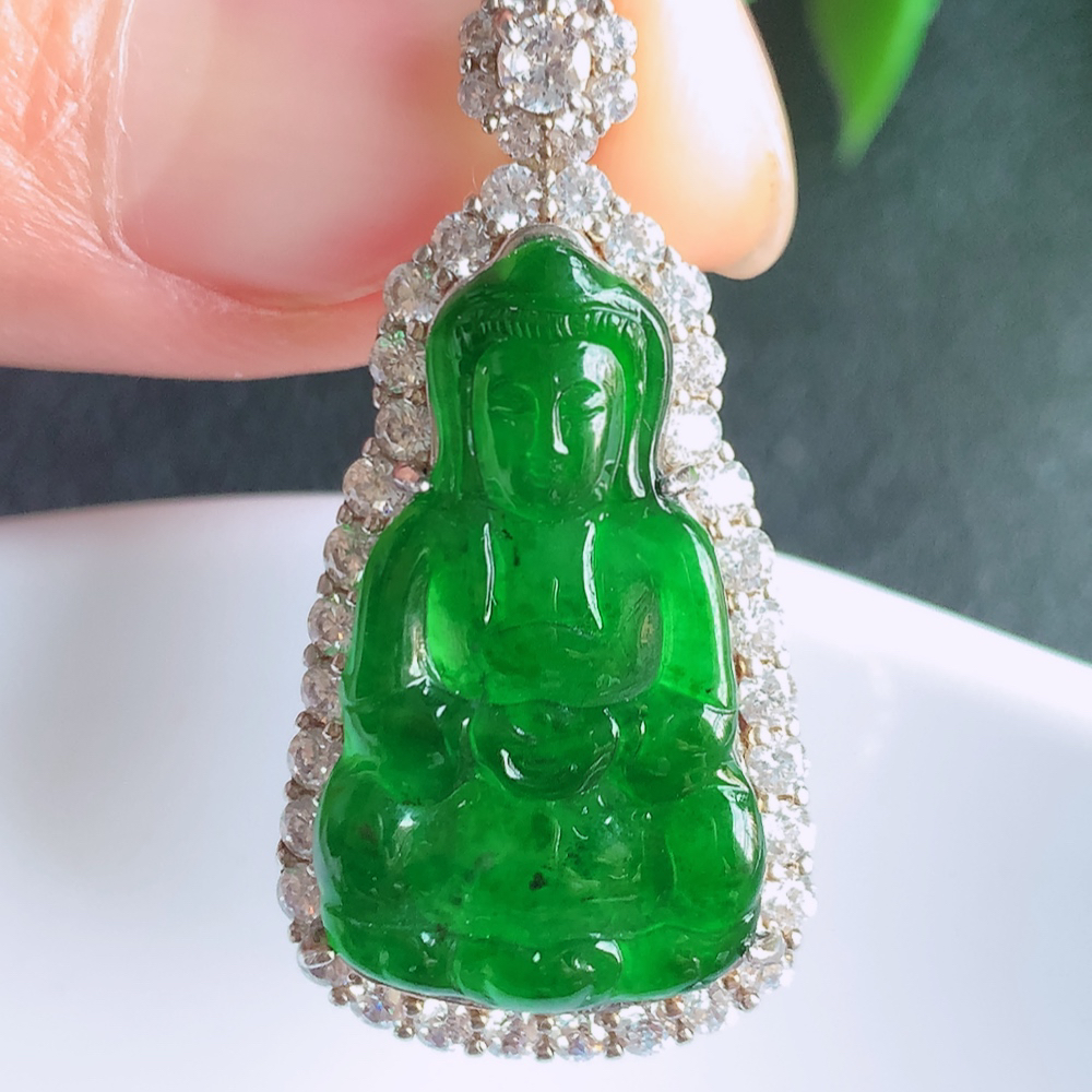 冰润精雕满绿观音吊坠，法相端庄大气，工艺精湛，种色浓郁，细腻饱满冰润，种老水足，收藏佳品，佩戴大气  W481.18   整体尺寸：35-17.8-8.5mm   裸石尺寸：24-14.8mm
