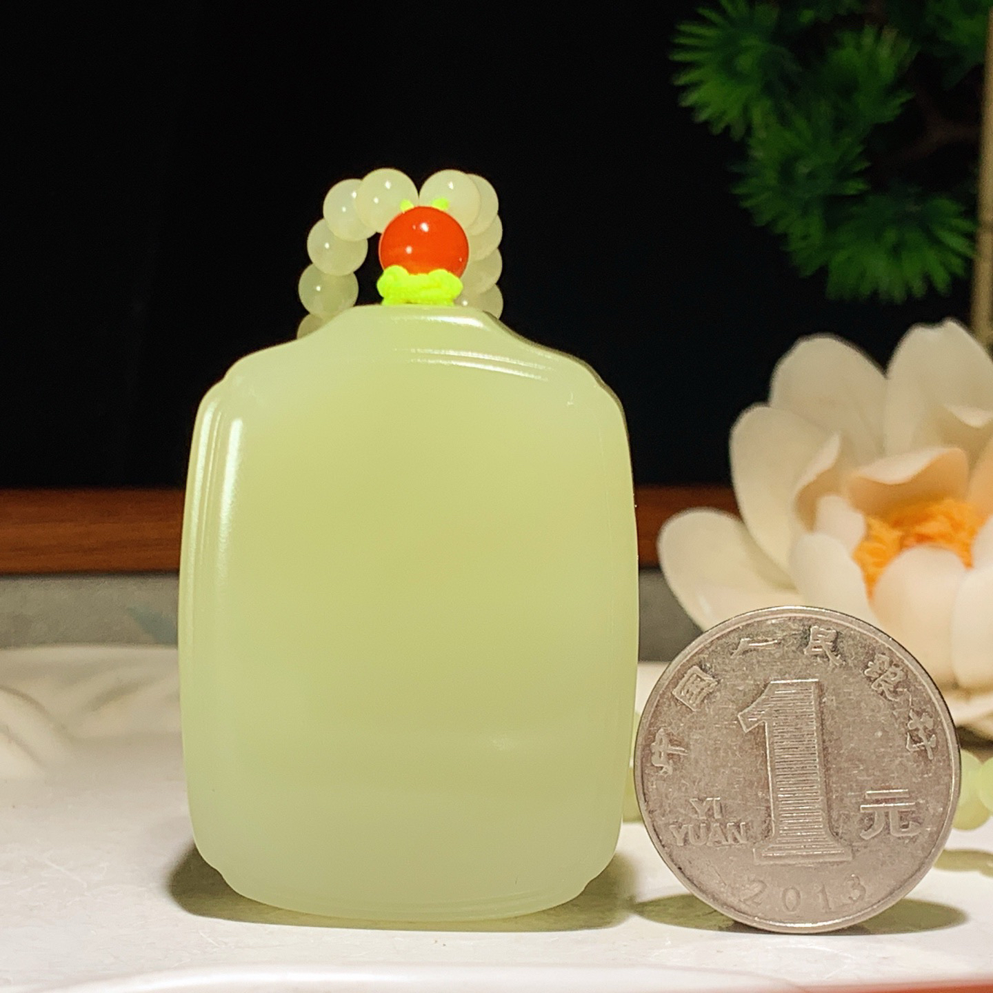 新疆若羌黄口料平安无事牌挂件。尺寸48/35/13重77.5克 玉质细腻油润 底色纯净 脂粉好，品质好。lt260318