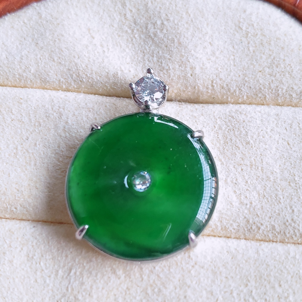 冰润满绿平安扣吊坠，厚装饱满，冰润剔透，细腻水足，种质润泽，飘花灵动，佩戴优雅大气，W481.18 