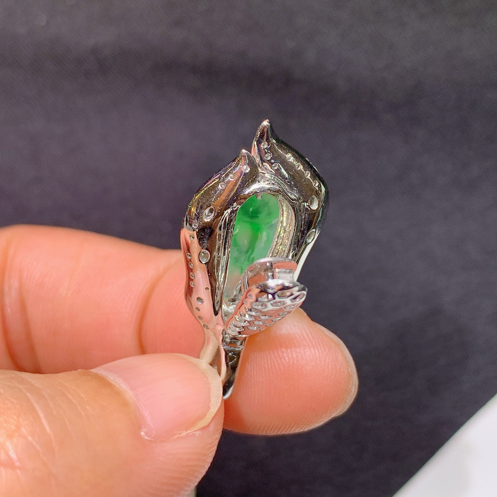 冰阳绿福豆吊坠，18k金镶嵌，冰润色阳，玉质细腻，种水足，Aq 尺寸27*12.5*6