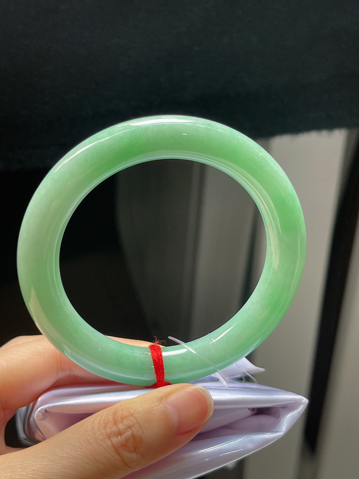 圆镯58圈口，翡翠糯化种浅绿色手镯