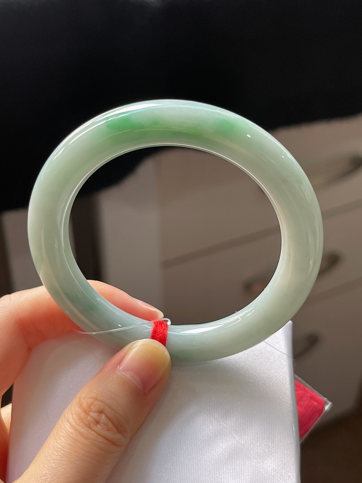 圆镯53.5圈口，翡翠糯化种淡绿色手镯