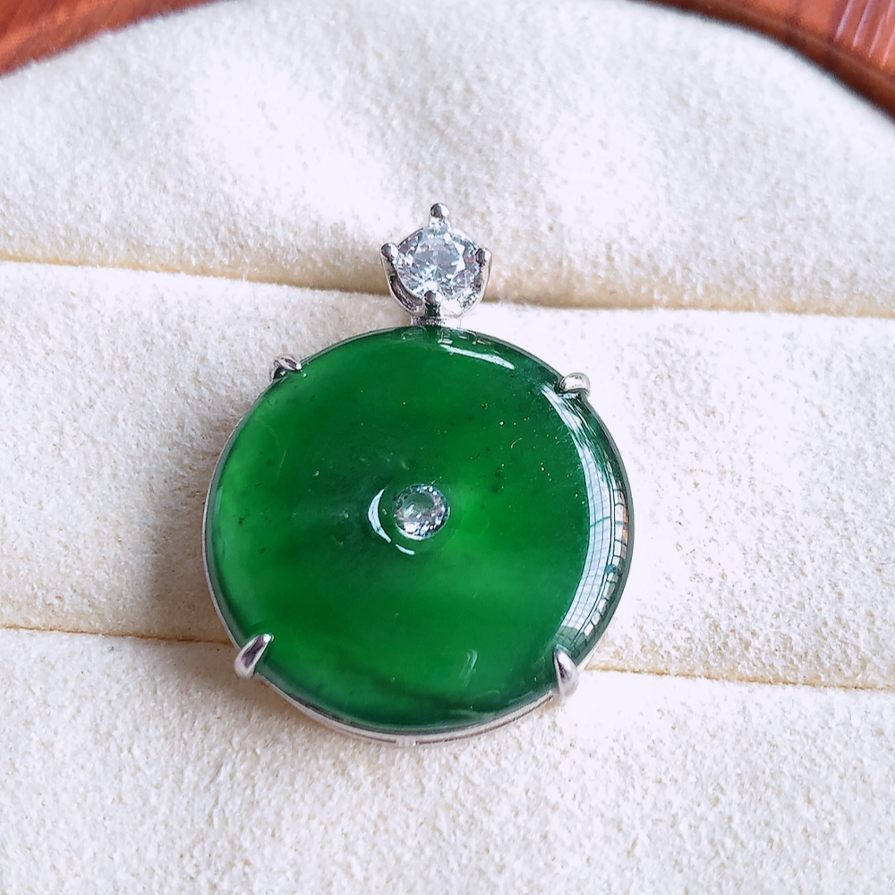 冰润满绿平安扣吊坠，厚装饱满，冰润剔透，细腻水足，种质润泽，飘花灵动，佩戴优雅大气，W481.18   整体尺寸：24.3-19-5.2mm   裸石尺寸：19mm