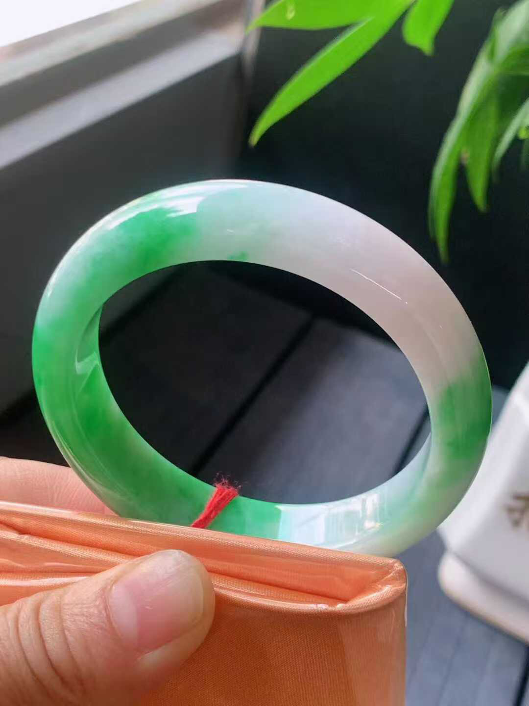 【翡翠名称】老坑种紫阳绿55正圈口手镯
【翡翠尺寸】55/13.5/8.6mm适合54-56正圈口佩戴
【翡翠描述】宝贝种老水足，玉质细腻，色泽靓丽，性价比高，佩戴效果好！
【其它赠送】权威证书/精美挂绳盒子/支持全国复检