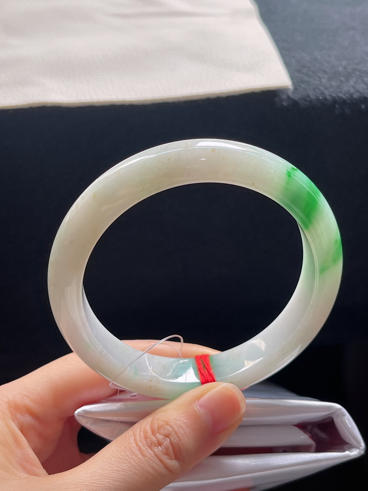 正圈60.8圈口，翡翠糯化种飘绿手镯