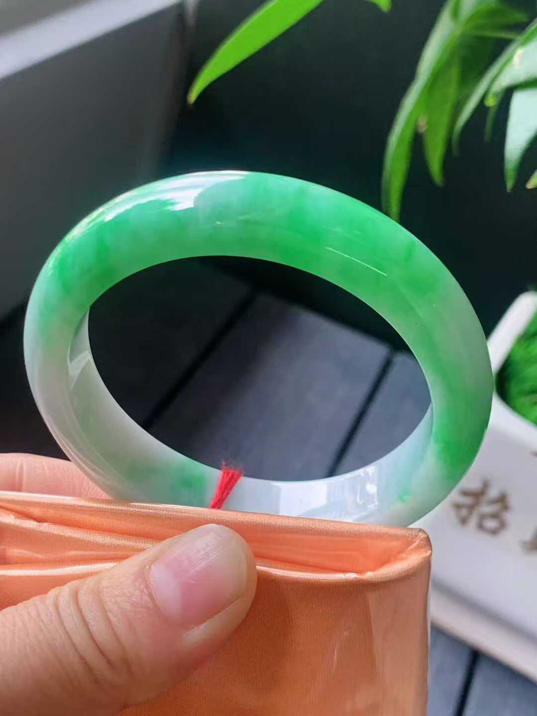 【翡翠名称】老坑种紫阳绿55正圈口手镯
【翡翠尺寸】55/13.5/8.6mm适合54-56正圈口佩戴
【翡翠描述】宝贝种老水足，玉质细腻，色泽靓丽，性价比高，佩戴效果好！
【其它赠送】权威证书/精美挂绳盒子/支持全国复检