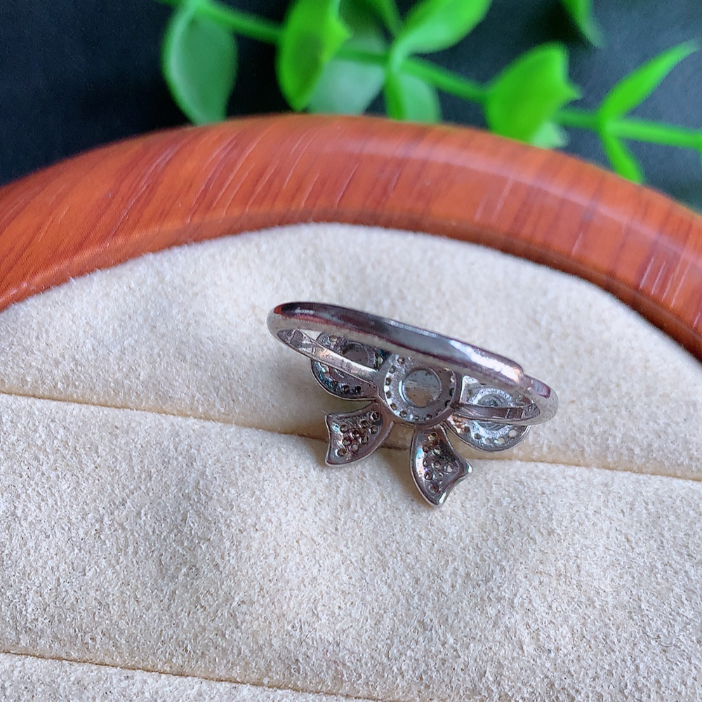 冰润满绿精美环形翡翠戒指  玉质细腻  冰清玉润  飘花灵动  颜色漂亮  W481.18   内径尺寸：17-10.5-4mm  裸石尺寸：3mm