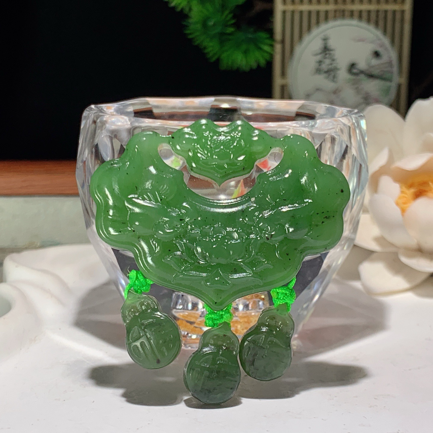 和田玉阳绿俄罗斯碧玉花开富贵如意锁挂件 尺寸35/47/10重28克。玉质细腻油润。手推出油。佩戴高端典雅。lt260318