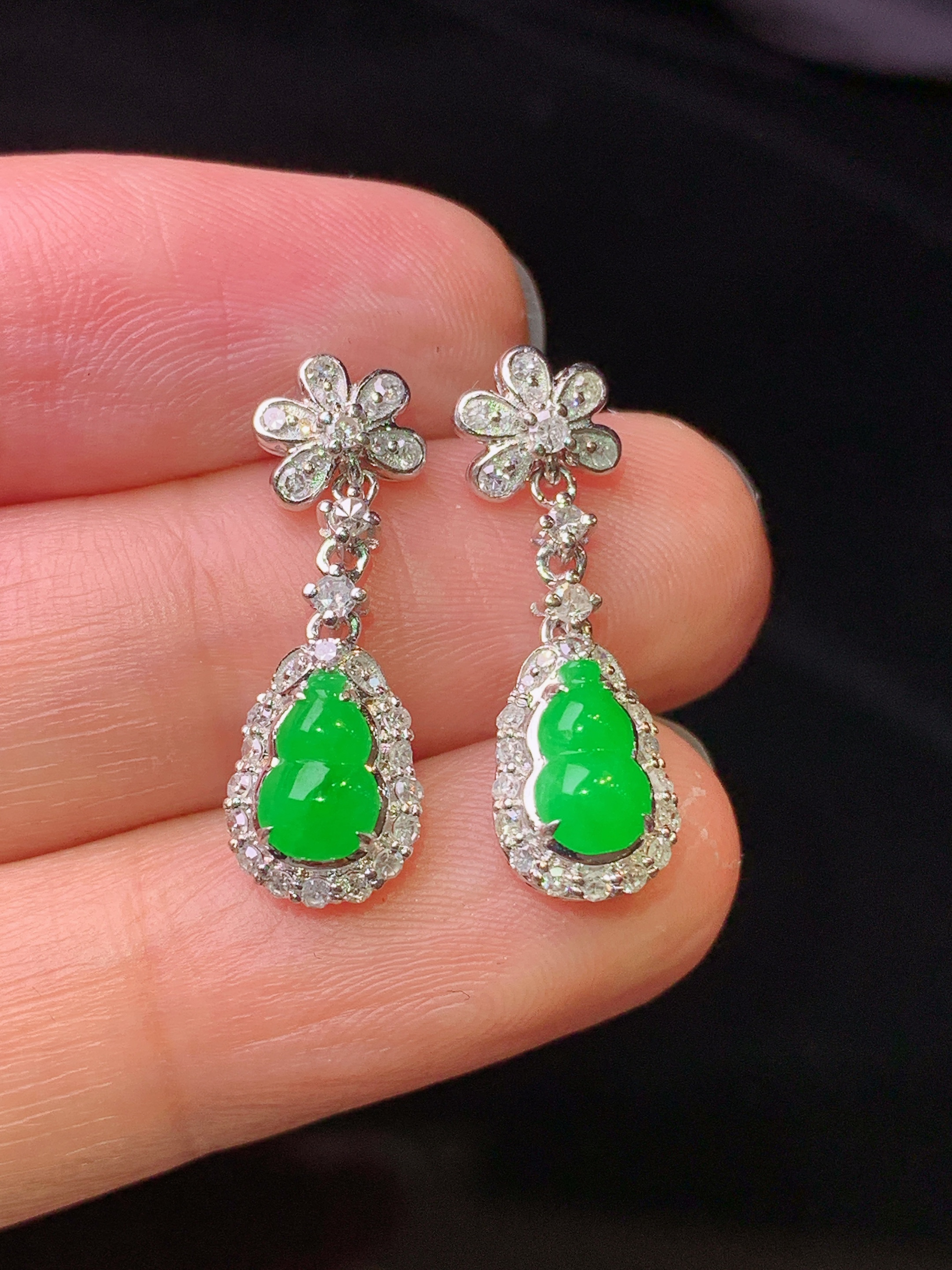 18k金钻镶嵌翠绿葫芦耳坠 玉质细腻 色泽艳丽清新 水润亮眼 整体尺寸21.8*7.3*4.7h1