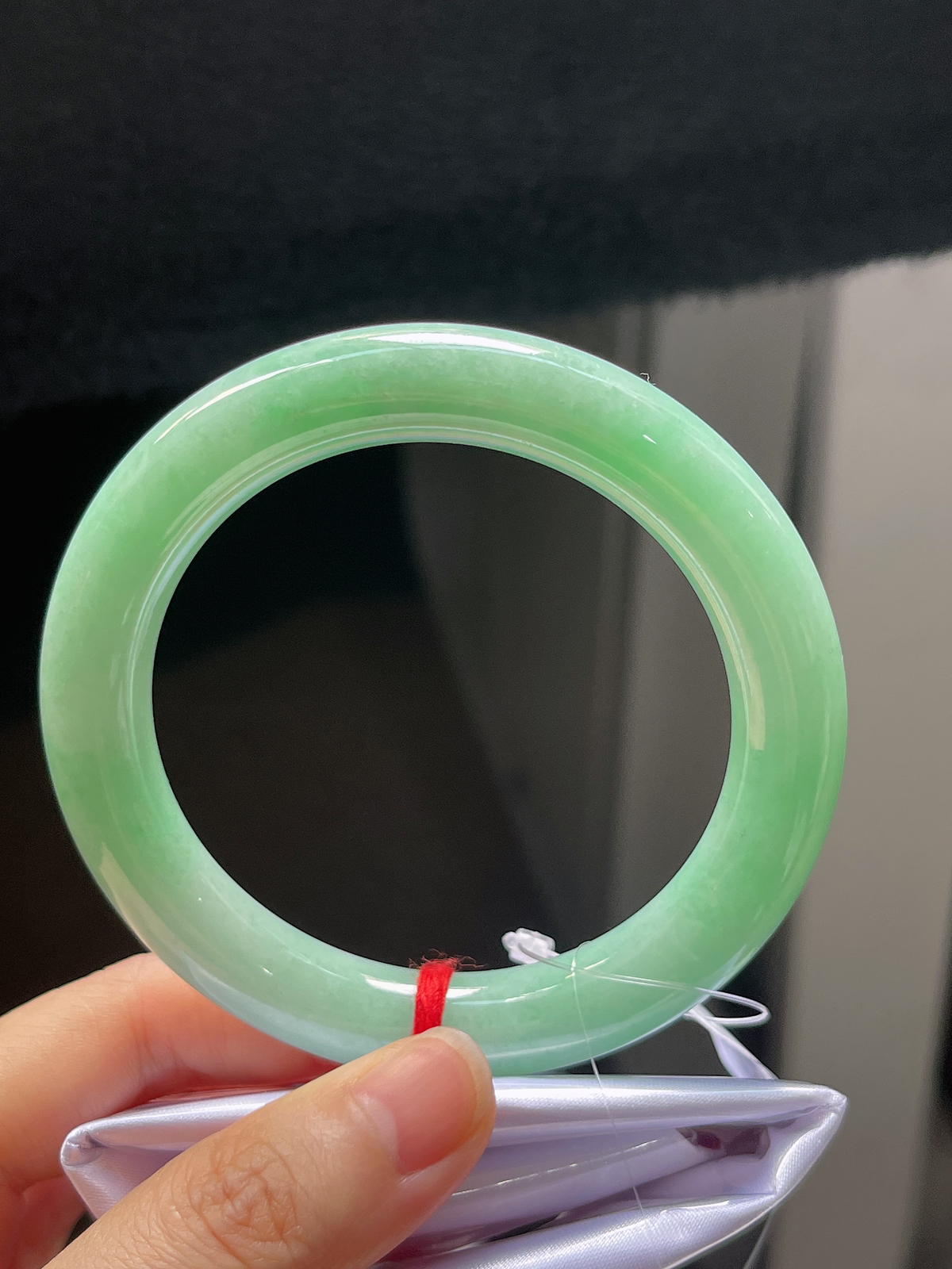 圆镯58圈口，翡翠糯化种浅绿色手镯