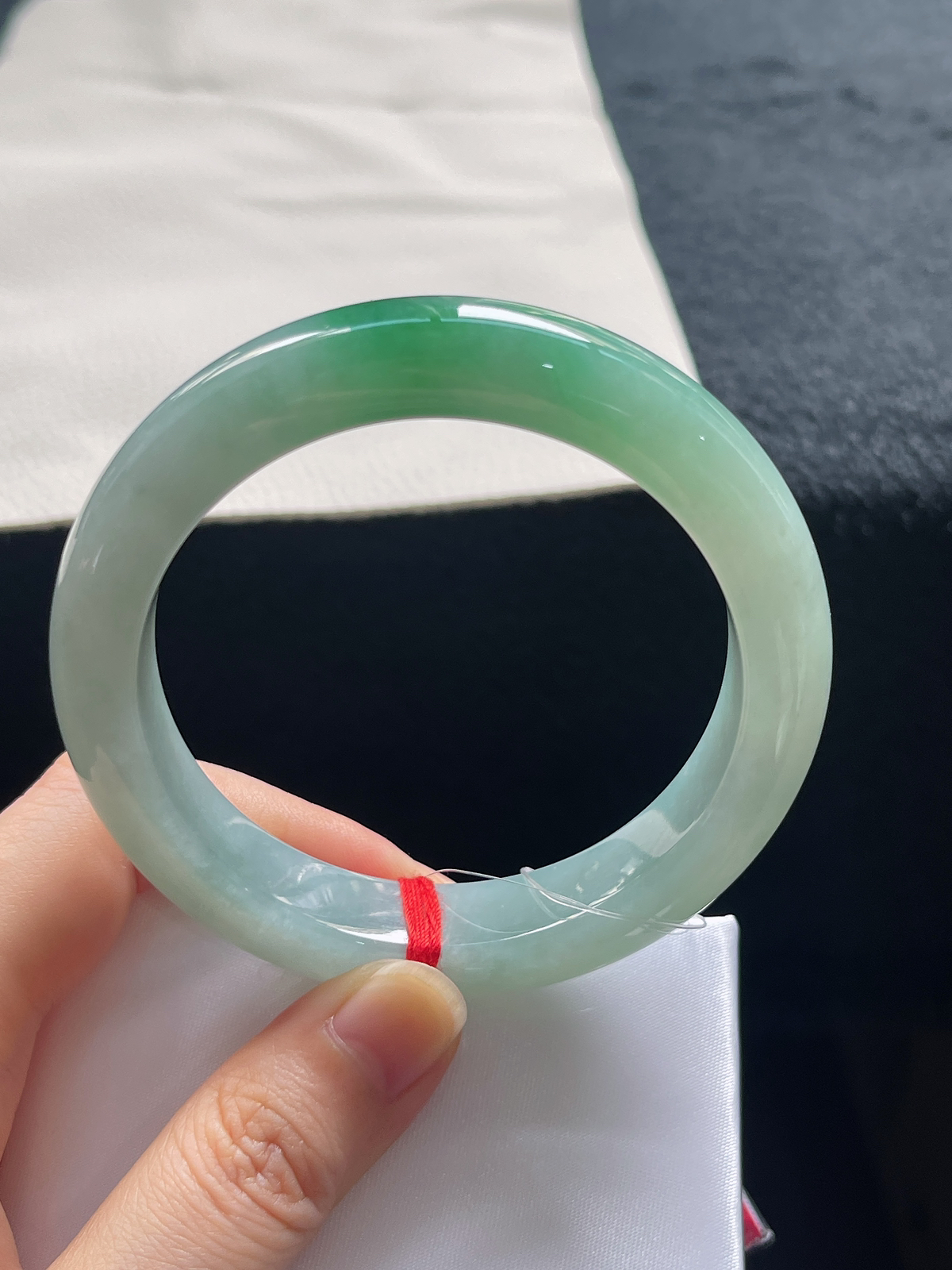 正圈55.8圈口，翡翠冰糯种飘绿手镯