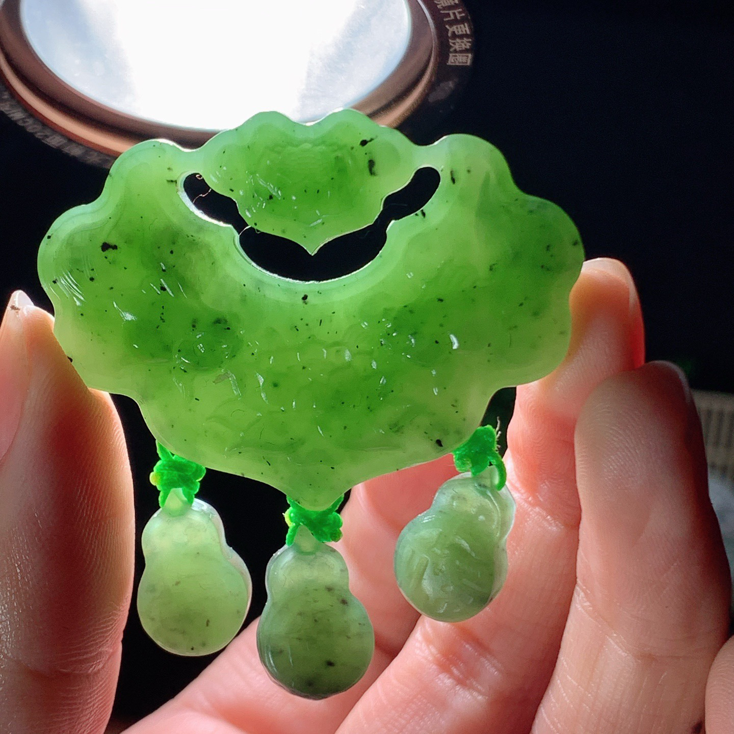 和田玉阳绿俄罗斯碧玉花开富贵如意锁挂件 尺寸35/47/10重28克。玉质细腻油润。手推出油。佩戴高端典雅。lt260318