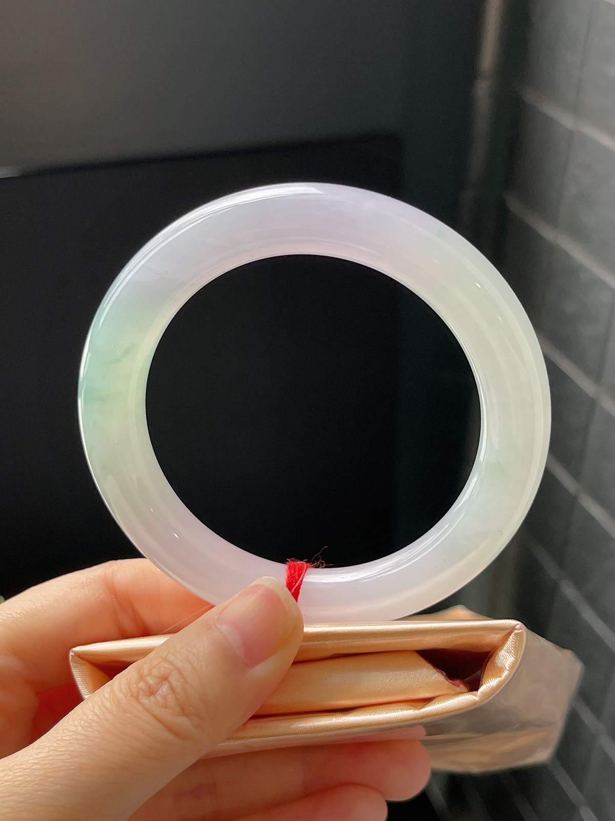 圆镯54.6圈口，翡翠冰糯种春带彩手镯