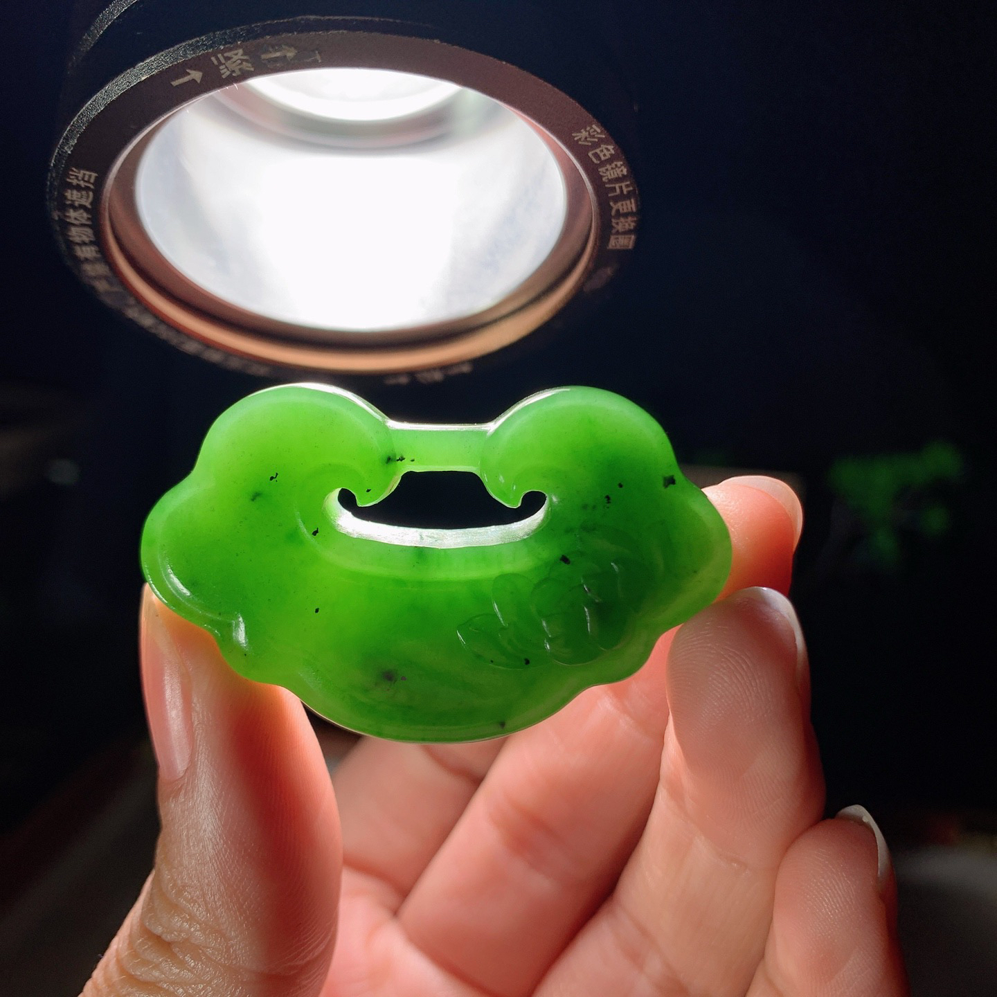 和田玉菠菜绿俄罗斯碧玉花开富贵如意锁挂件 尺寸29/47/11重23克。玉质细腻油润。手推出油。佩戴高端典雅。lt260318