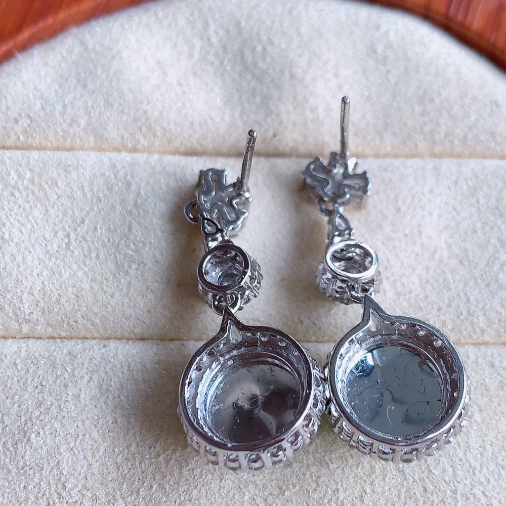 冰润满绿翡翠925银镶嵌耳钉，自然光实拍，翠色灵动，颜色漂亮，种老水足，品相佳，佩戴佳品！W481.18  取一整体尺寸：20.5-12.2-7.5mm  裸石尺寸：9mm